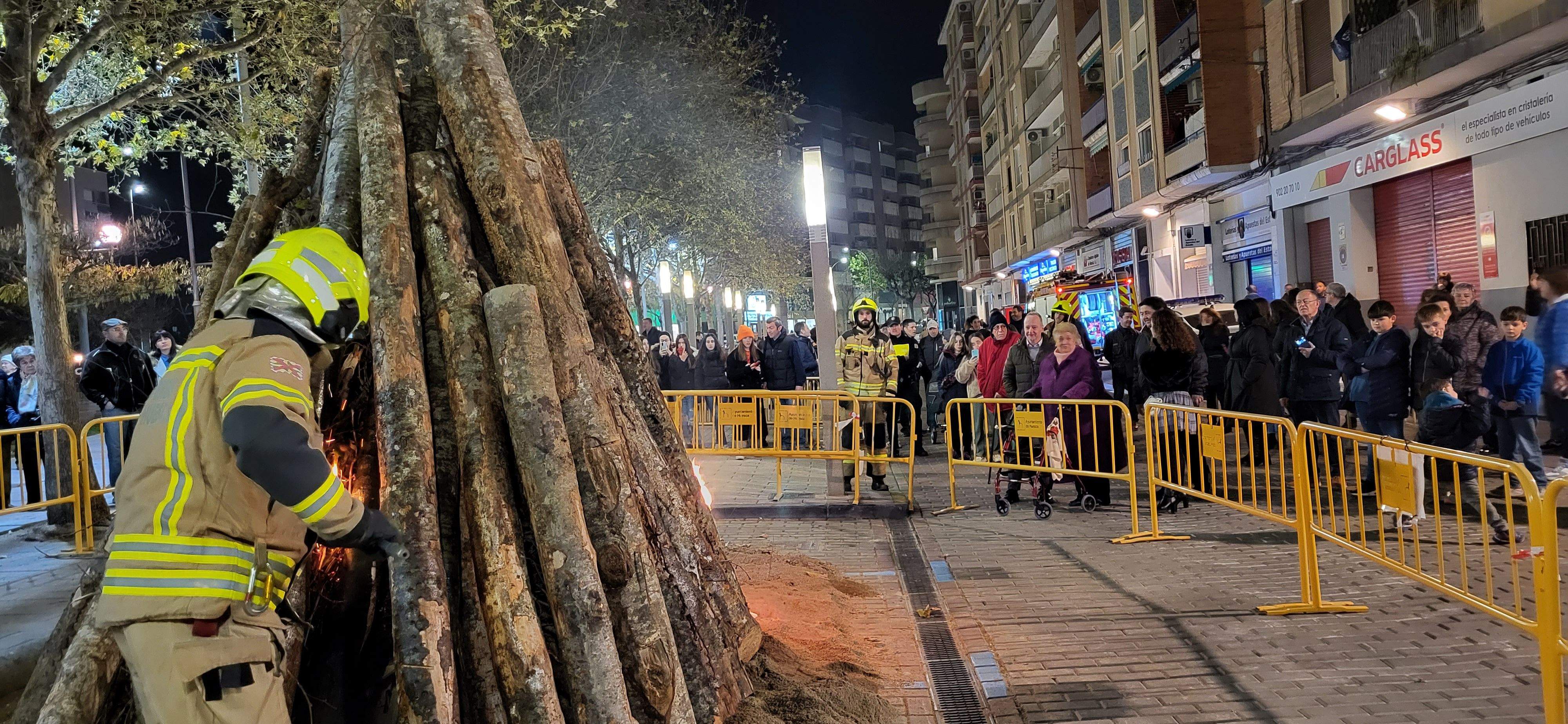 El barrio de San Lorenzo de Huesca se reúne en torno a la hoguera. Foto: Mercedes Manterola