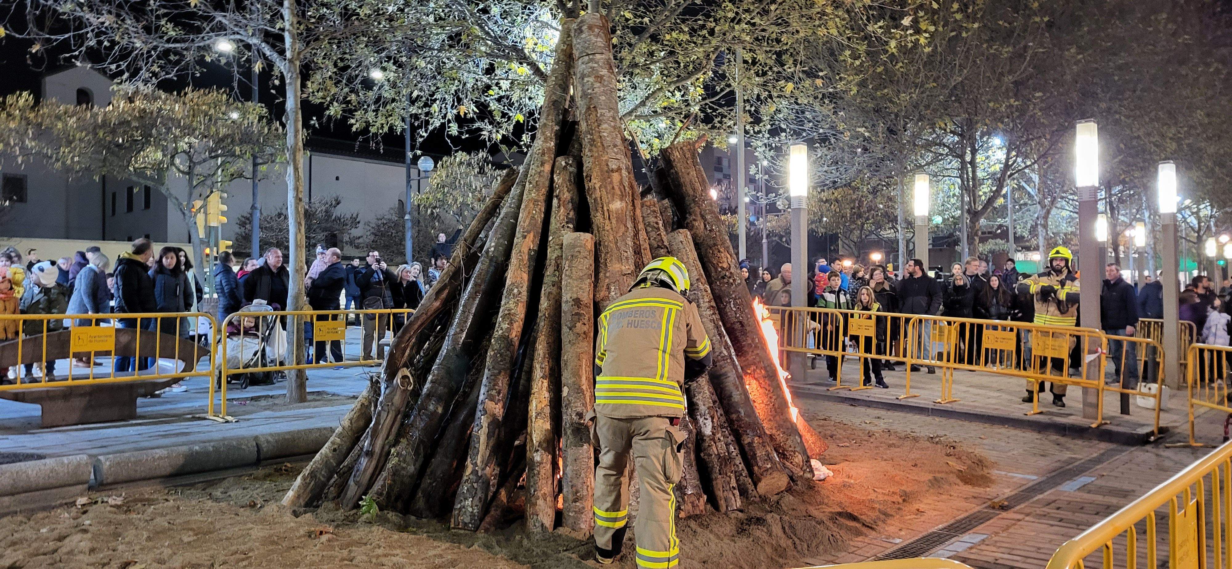 El barrio de San Lorenzo de Huesca se reúne en torno a la hoguera. Foto: Mercedes Manterola