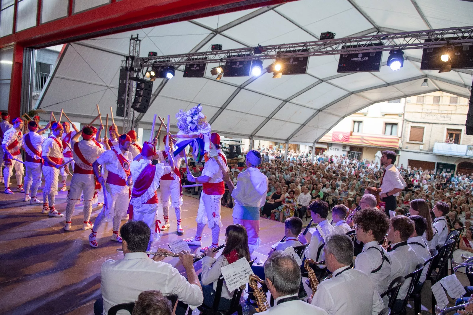 Actuación de los danzantes de Almudévar. Foto Marcos Serrate (Guara Fotografía)