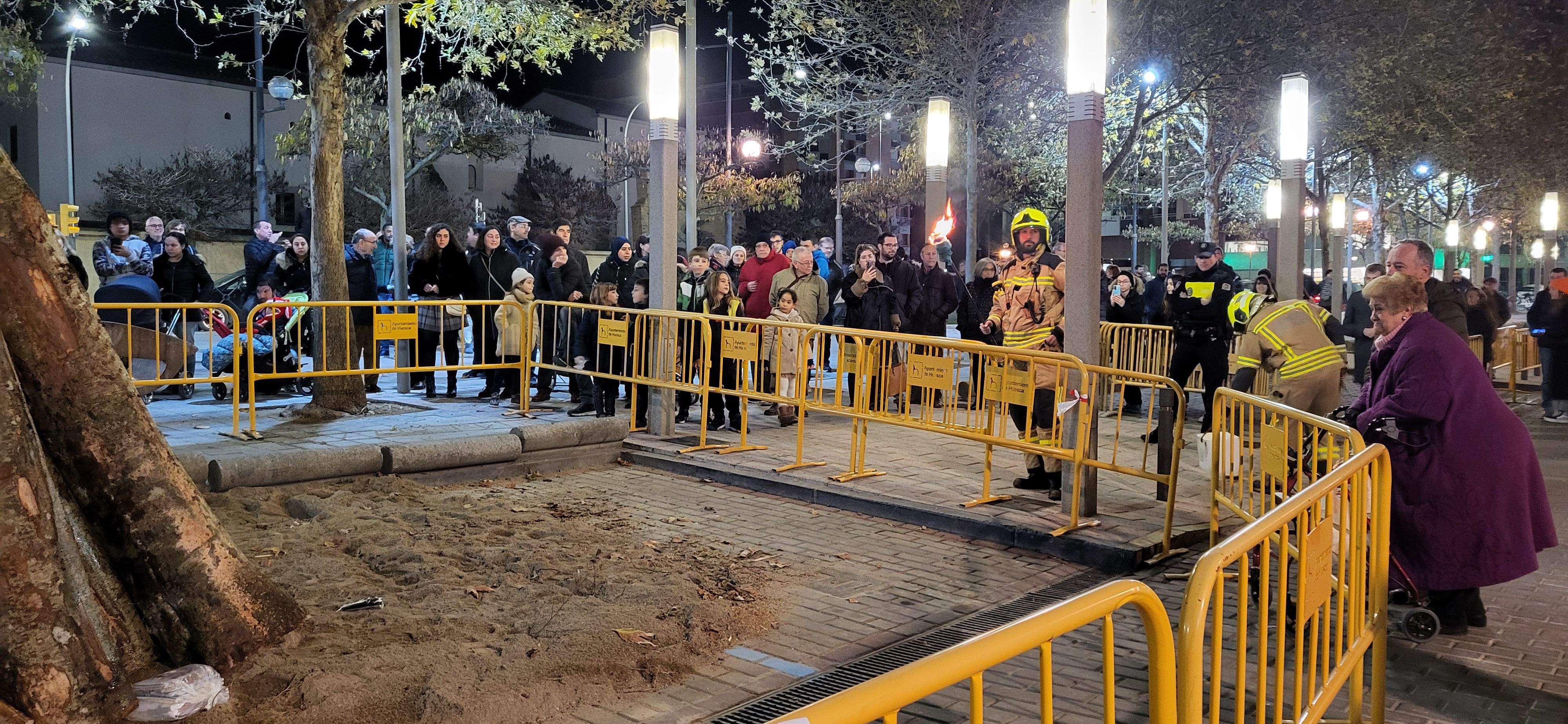 El barrio de San Lorenzo de Huesca se reúne en torno a la hoguera. Foto: Mercedes Manterola