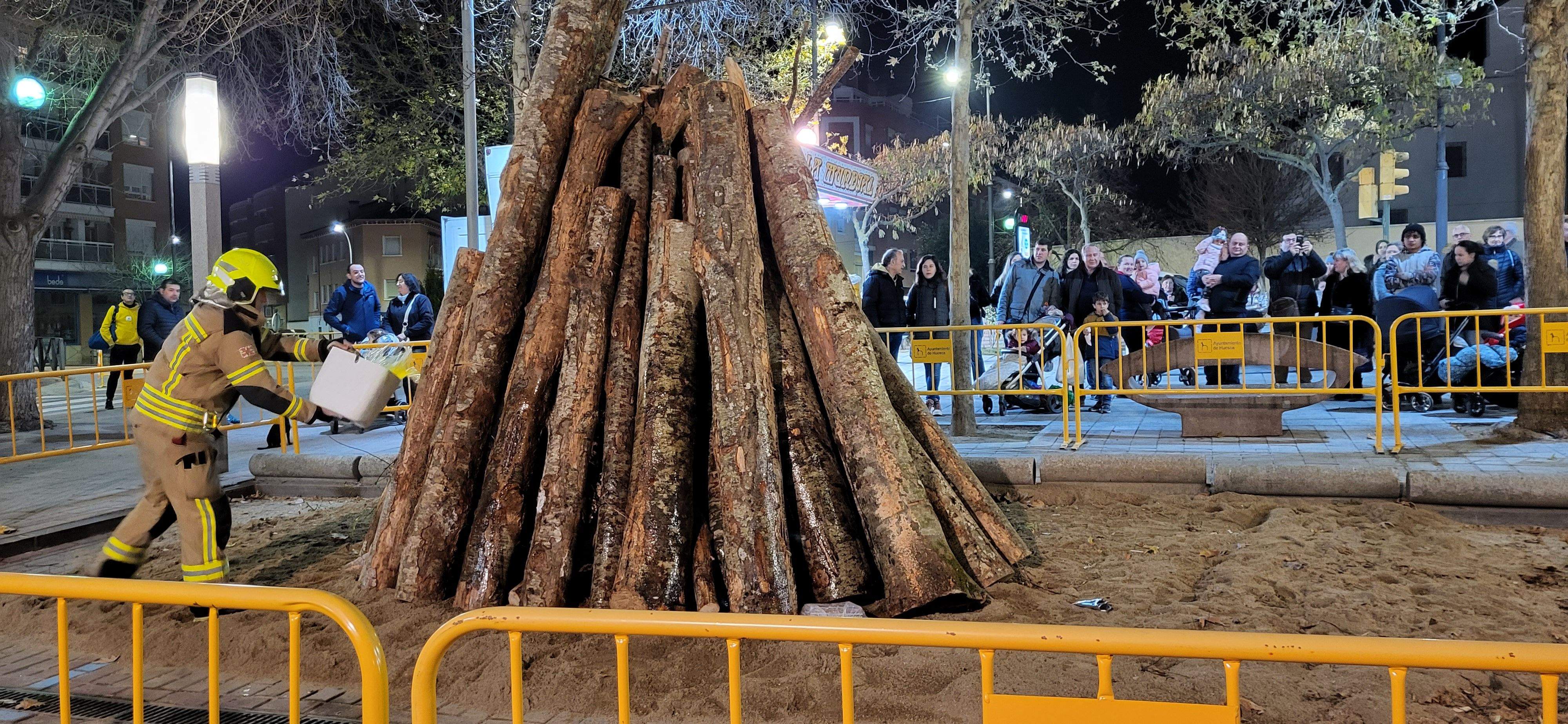El barrio de San Lorenzo de Huesca se reúne en torno a la hoguera. Foto: Mercedes Manterola
