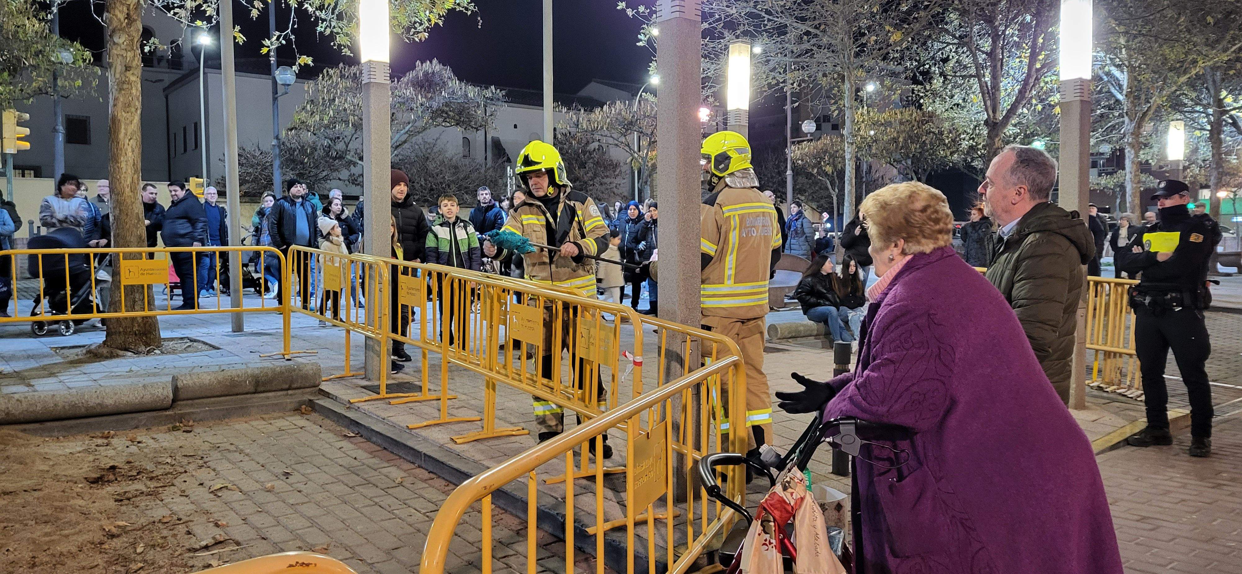 El barrio de San Lorenzo de Huesca se reúne en torno a la hoguera. Foto: Mercedes Manterola