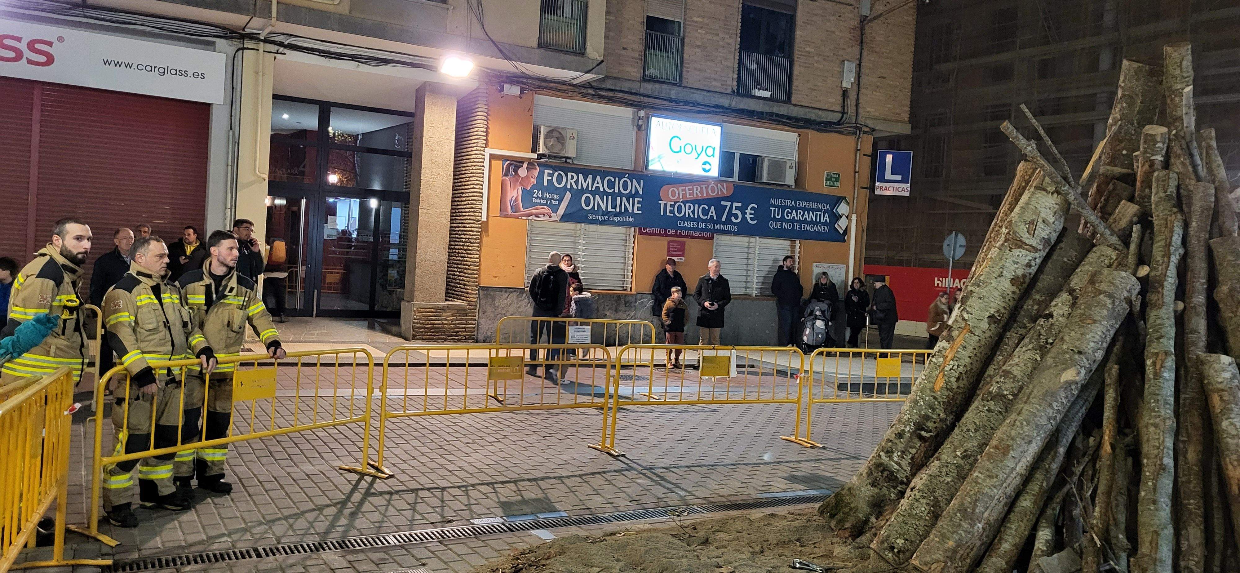 El barrio de San Lorenzo de Huesca se reúne en torno a la hoguera. Foto: Mercedes Manterola