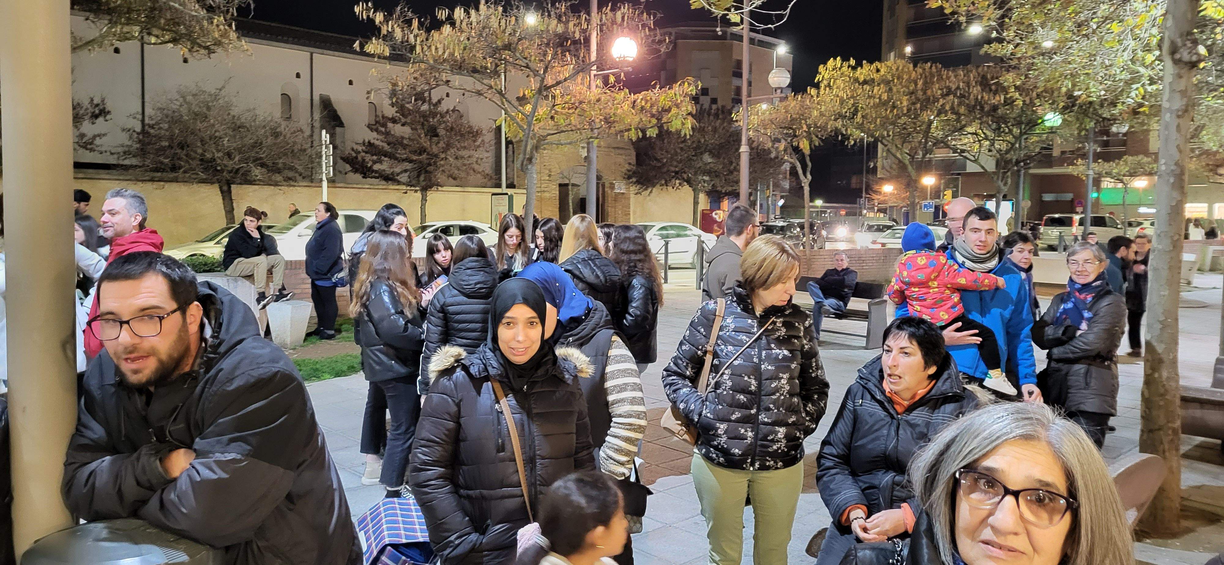 El barrio de San Lorenzo de Huesca se reúne en torno a la hoguera. Foto: Mercedes Manterola