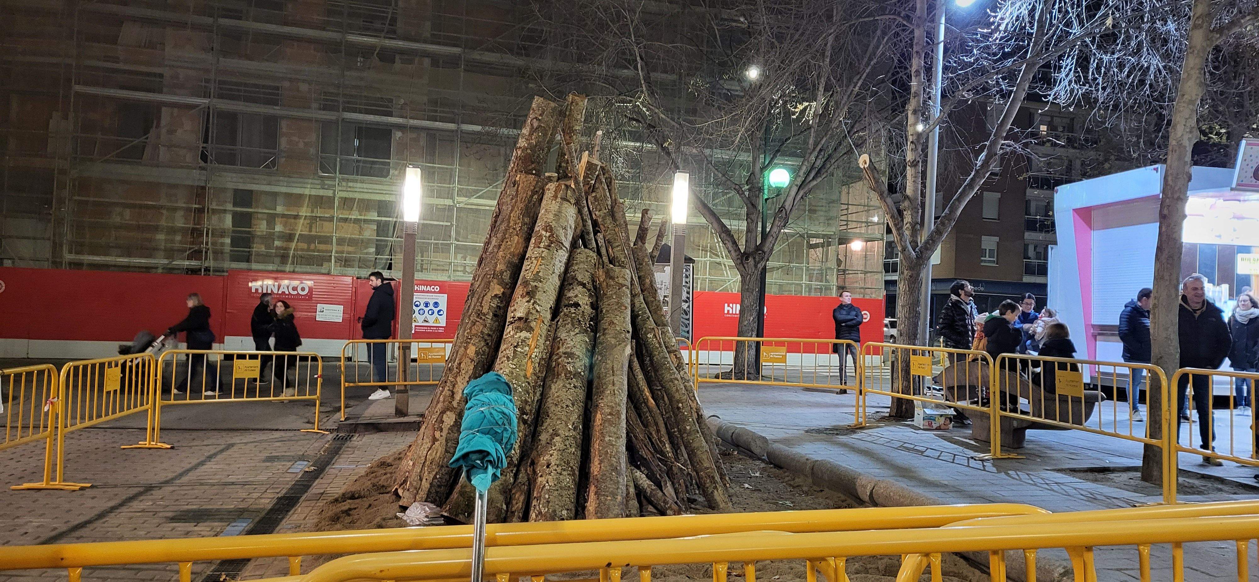 El barrio de San Lorenzo de Huesca se reúne en torno a la hoguera. Foto: Mercedes Manterola