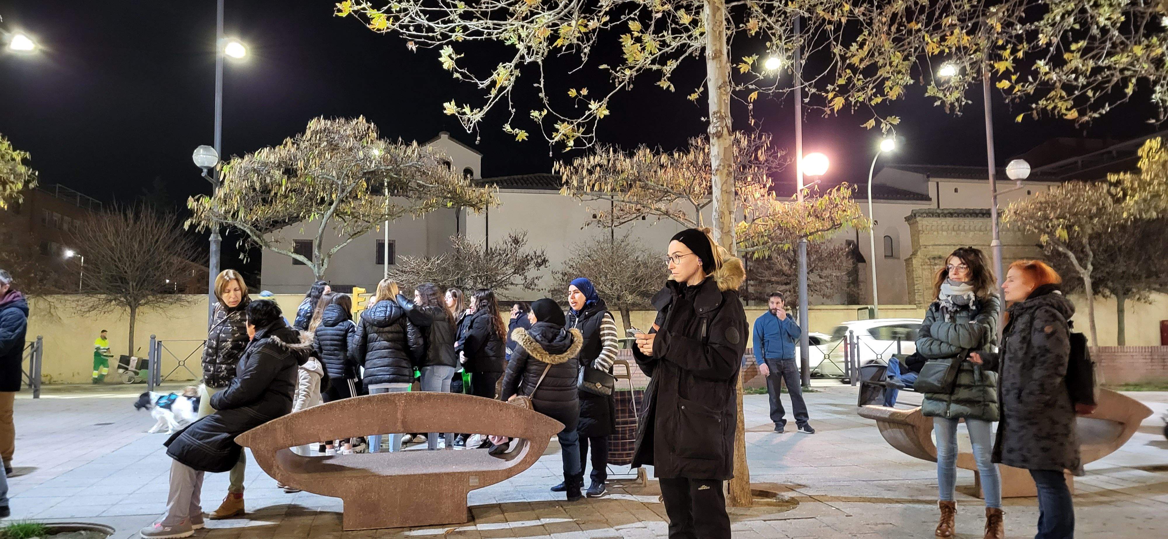 El barrio de San Lorenzo de Huesca se reúne en torno a la hoguera. Foto: Mercedes Manterola