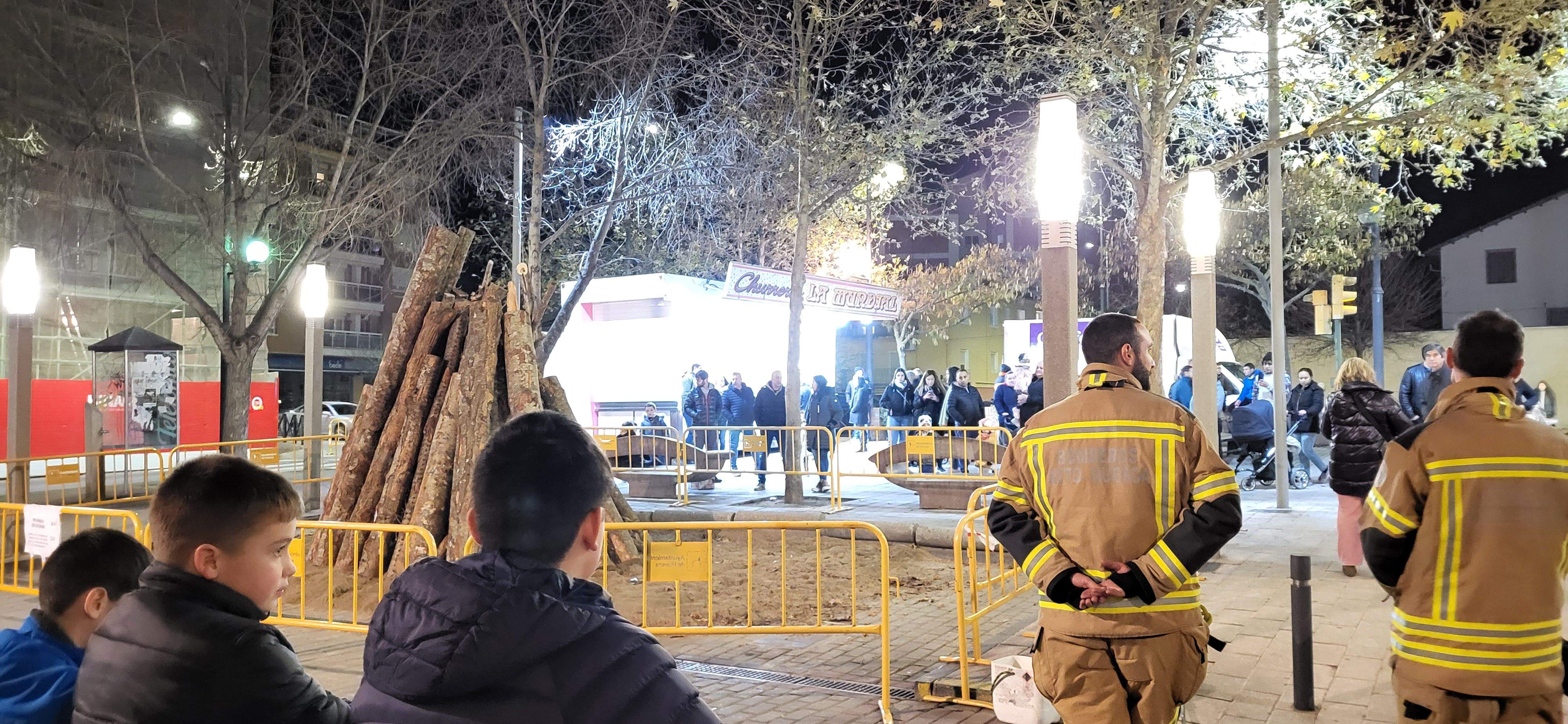 El barrio de San Lorenzo de Huesca se reúne en torno a la hoguera. Foto: Mercedes Manterola