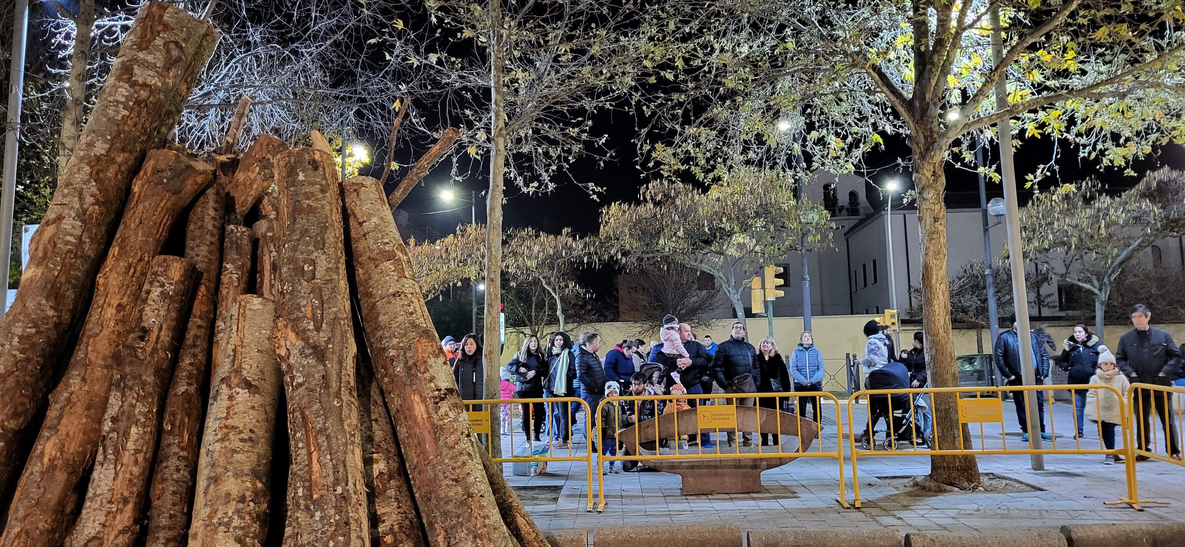 El barrio de San Lorenzo de Huesca se reúne en torno a la hoguera. Foto: Mercedes Manterola