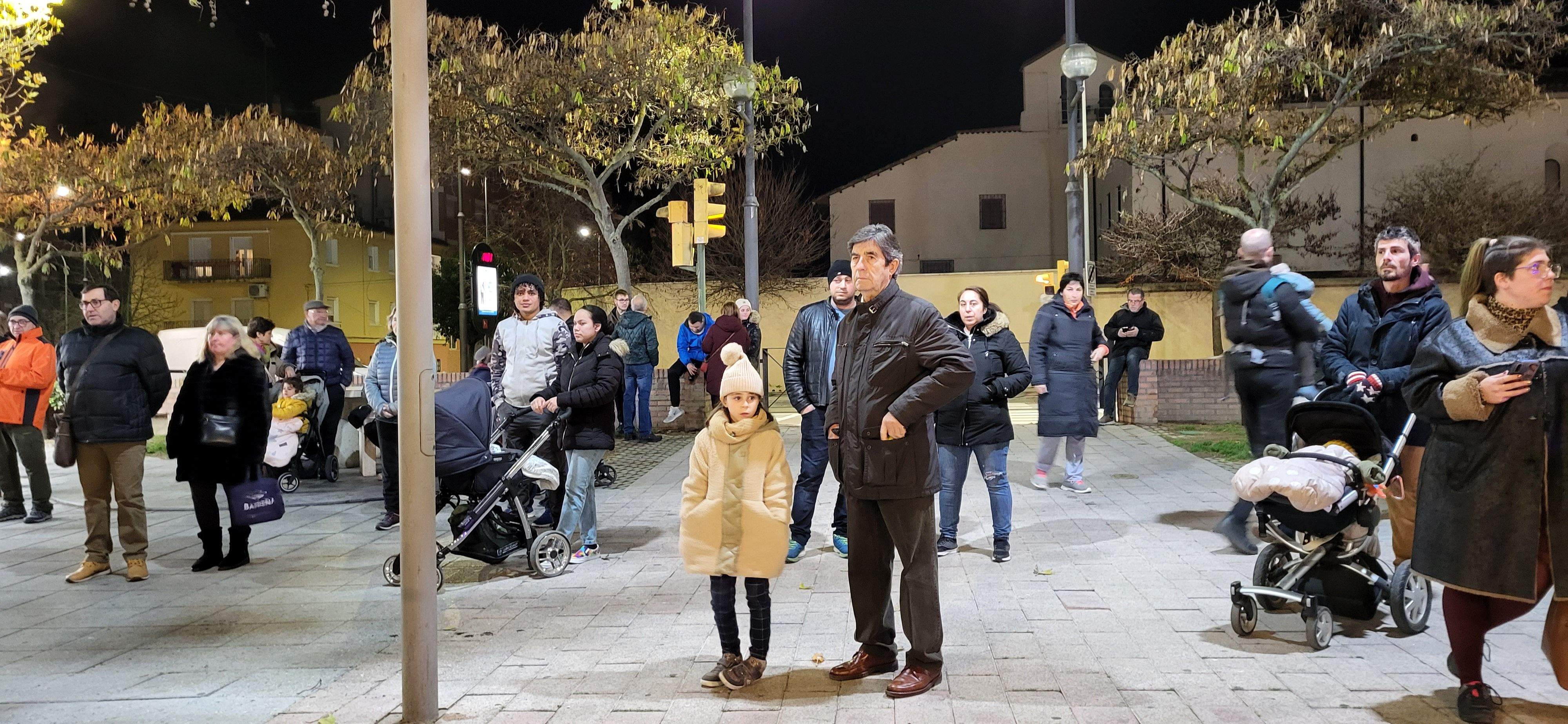 El barrio de San Lorenzo de Huesca se reúne en torno a la hoguera. Foto: Mercedes Manterola