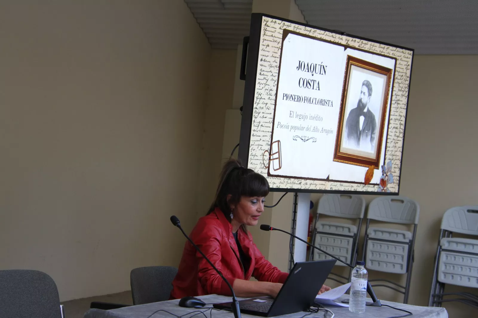 Estela Puyuelo, impartiendo una conferencia acerca de su investigación sobre Joaquín Costa. Foto Carlos Neofato Estela Puyuelo, impartiendo una conferencia acerca de su investigación sobre Joaquín Costa. Foto Carlos Neofato