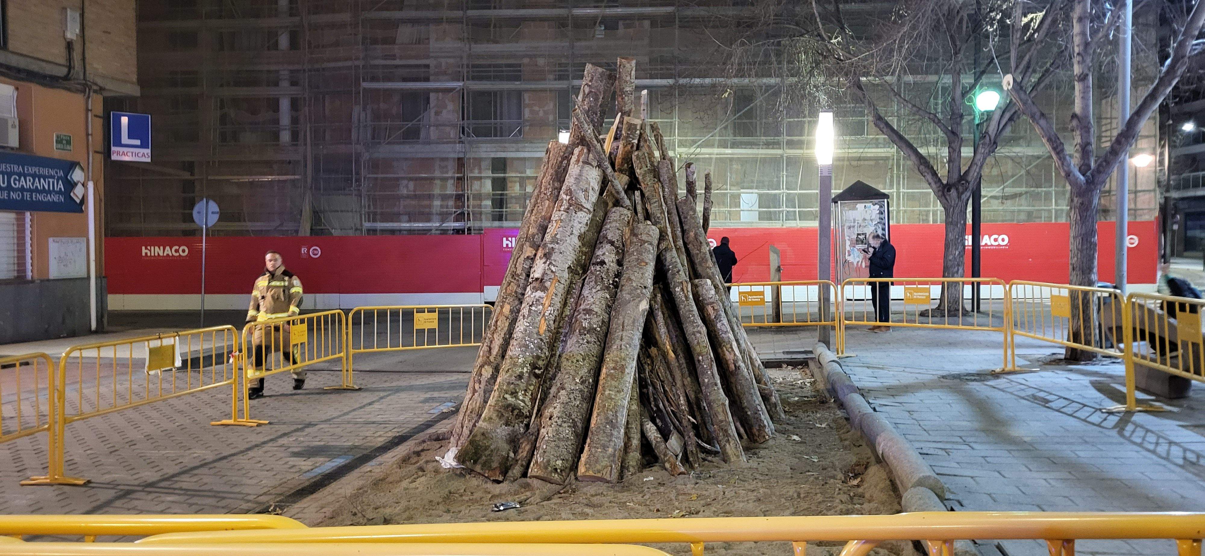El barrio de San Lorenzo de Huesca se reúne en torno a la hoguera. Foto: Mercedes Manterola