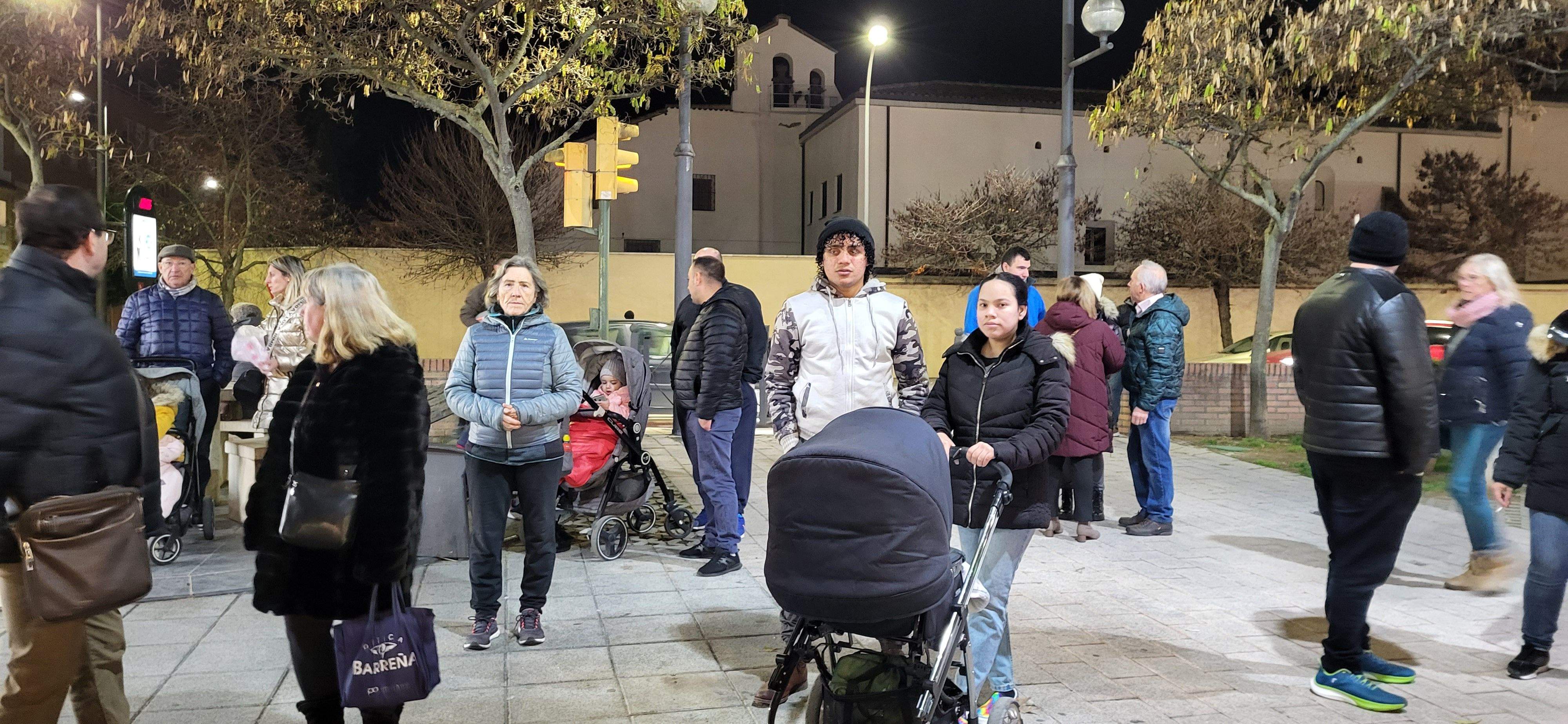 El barrio de San Lorenzo de Huesca se reúne en torno a la hoguera. Foto: Mercedes Manterola