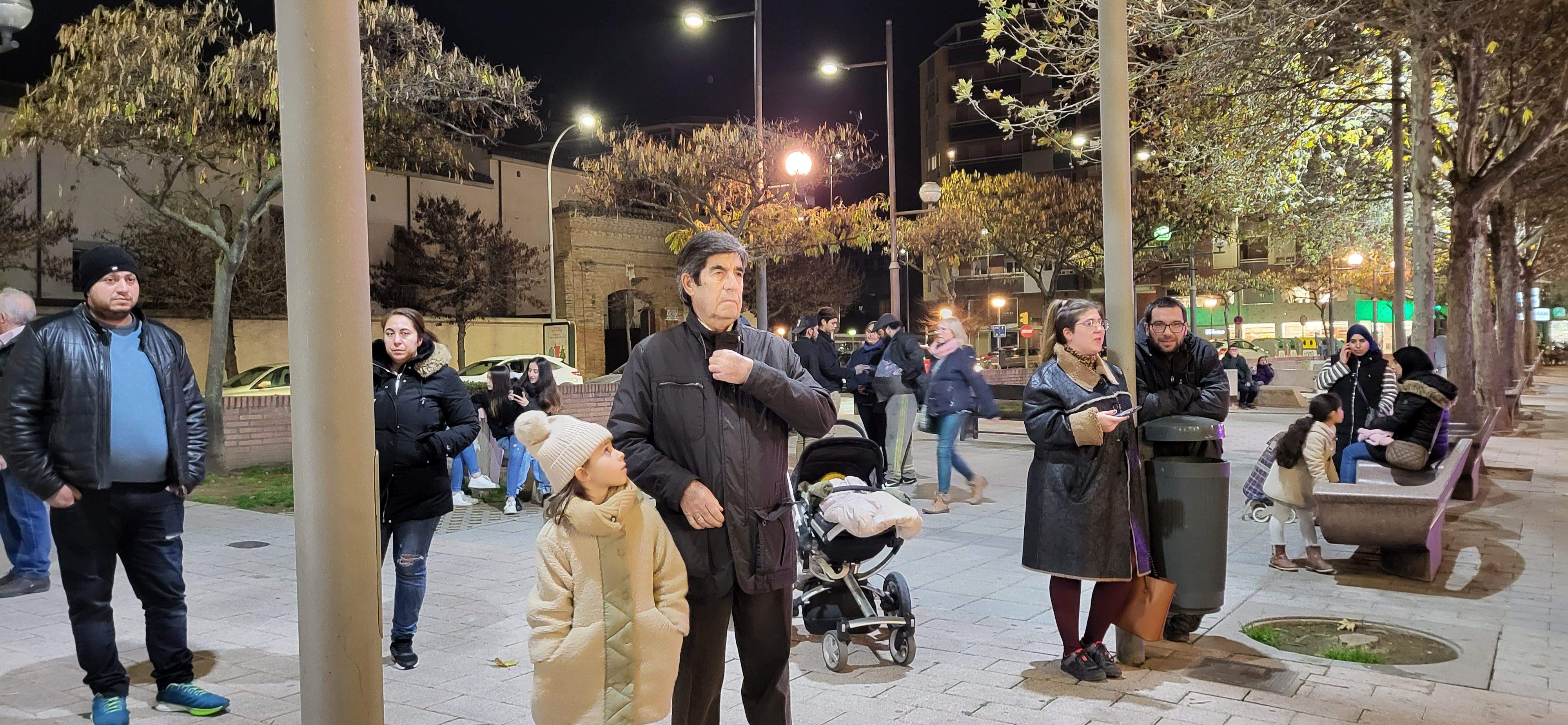 El barrio de San Lorenzo de Huesca se reúne en torno a la hoguera. Foto: Mercedes Manterola