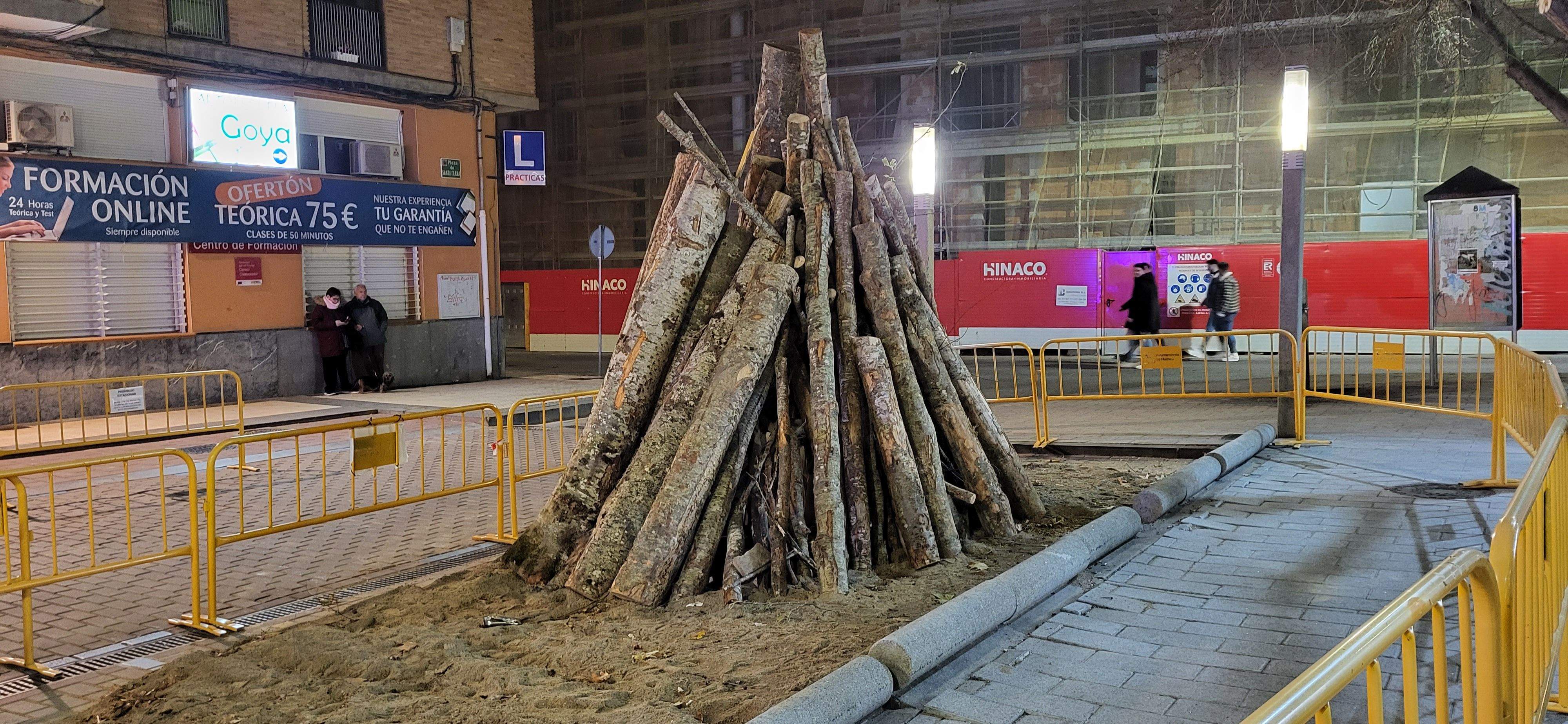 El barrio de San Lorenzo de Huesca se reúne en torno a la hoguera. Foto: Mercedes Manterola