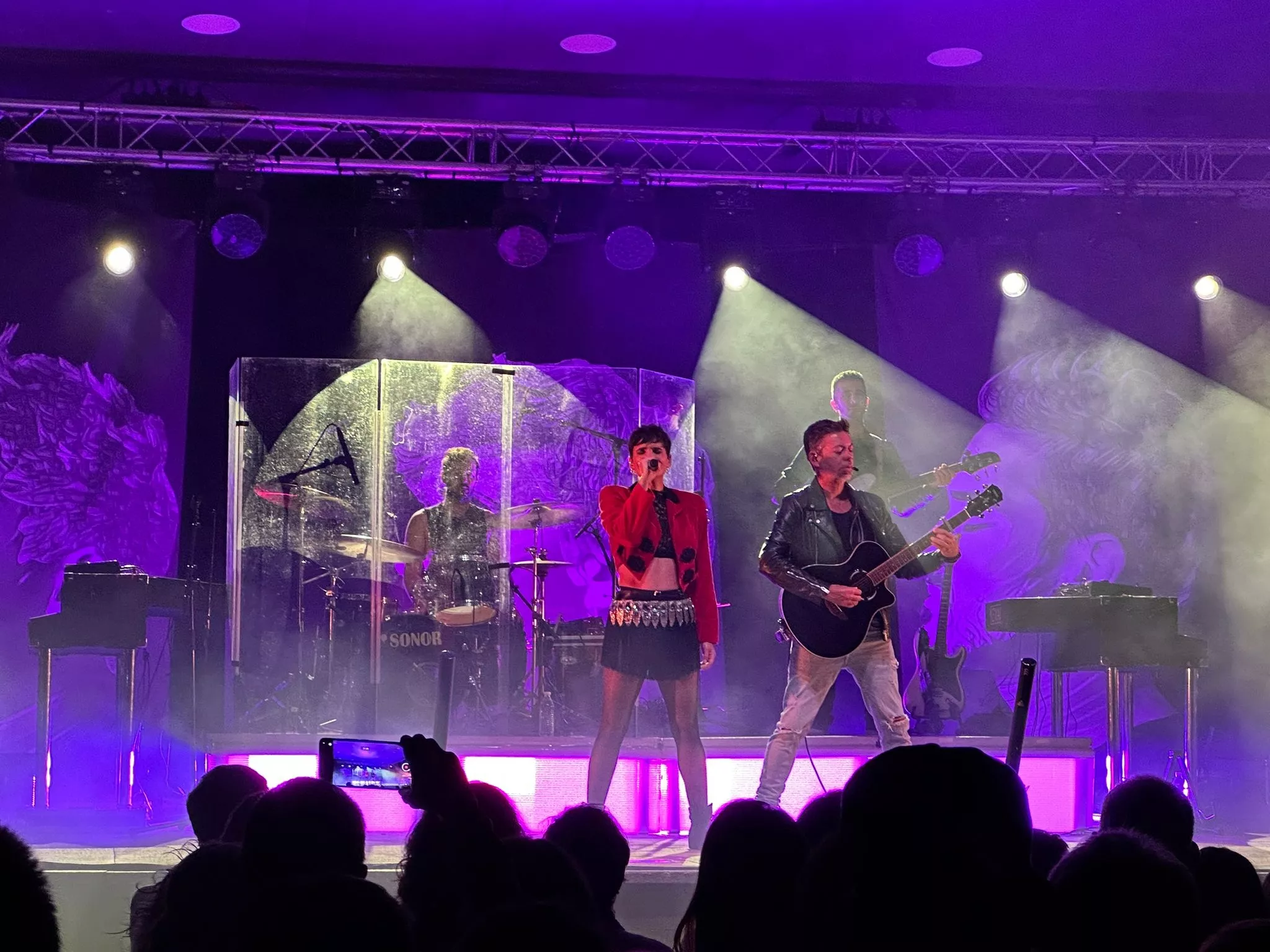 La plaza España de Binéfar se llena con el tributo a Mecano.