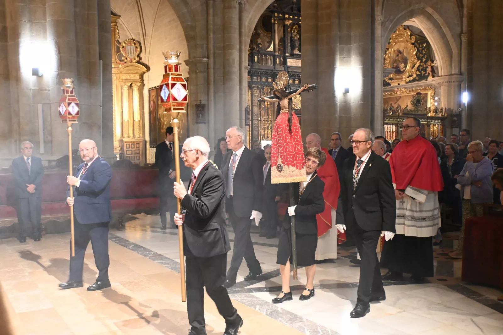 El Santo Cristo de los Milagros en procesión hacia el altar mayor de la Catedral. Foto Carlos Jalle González