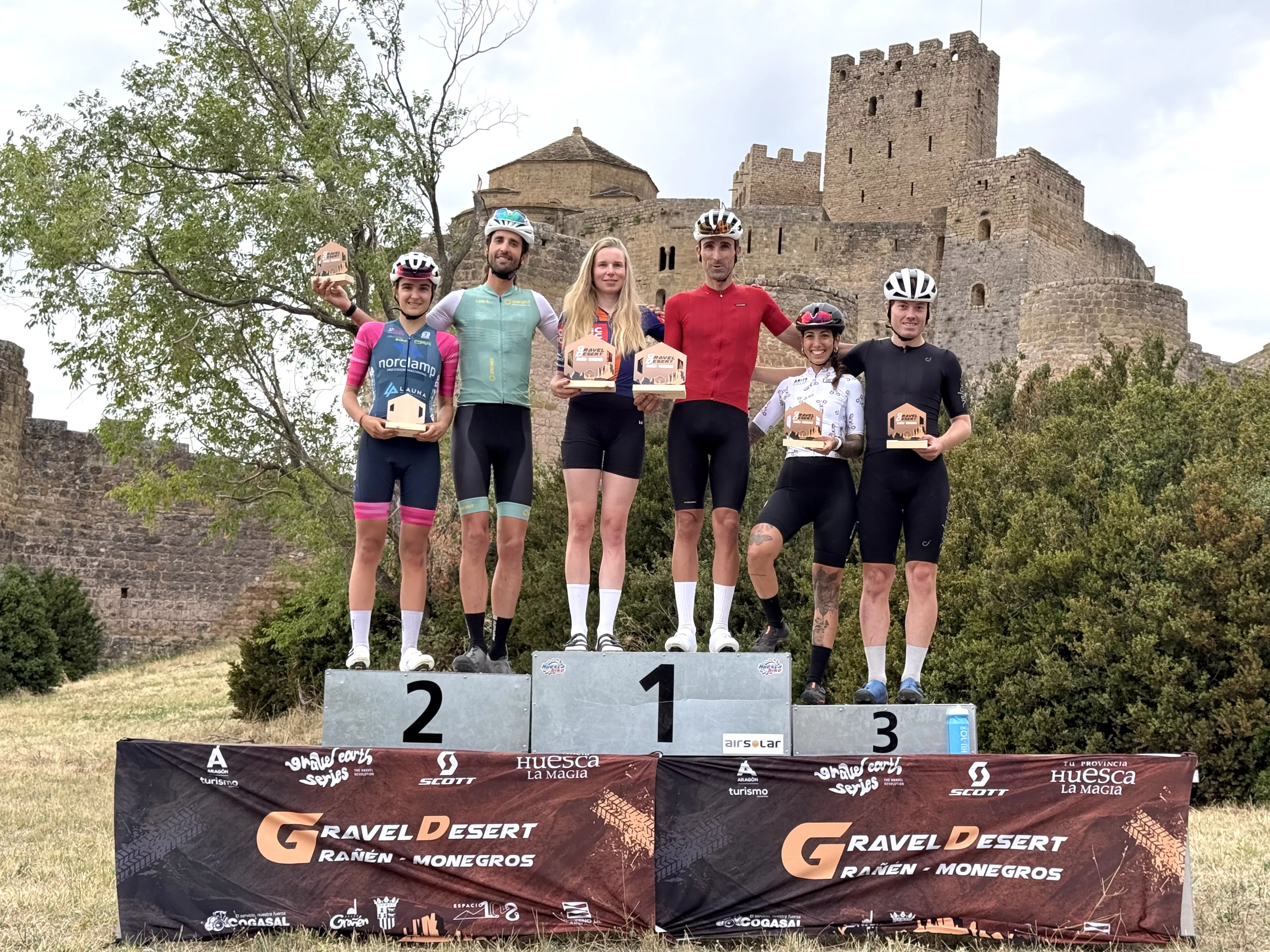 Podio femenino y masculino de la Gravel Crono