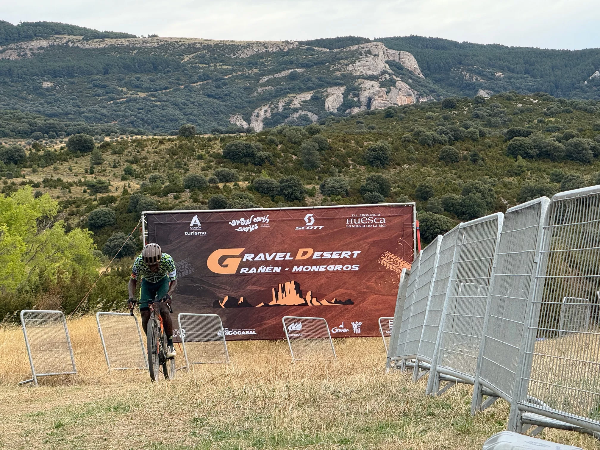 Llegada de la Gravel Crono frente al Castillo de Loarre