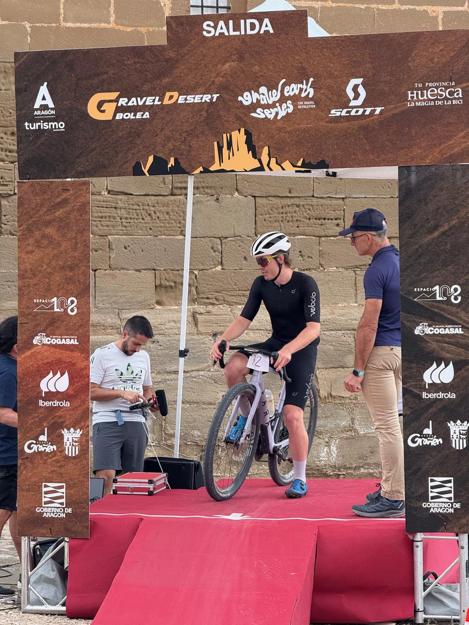 Salida de la Gravel Crono en la colegiata de Bolea