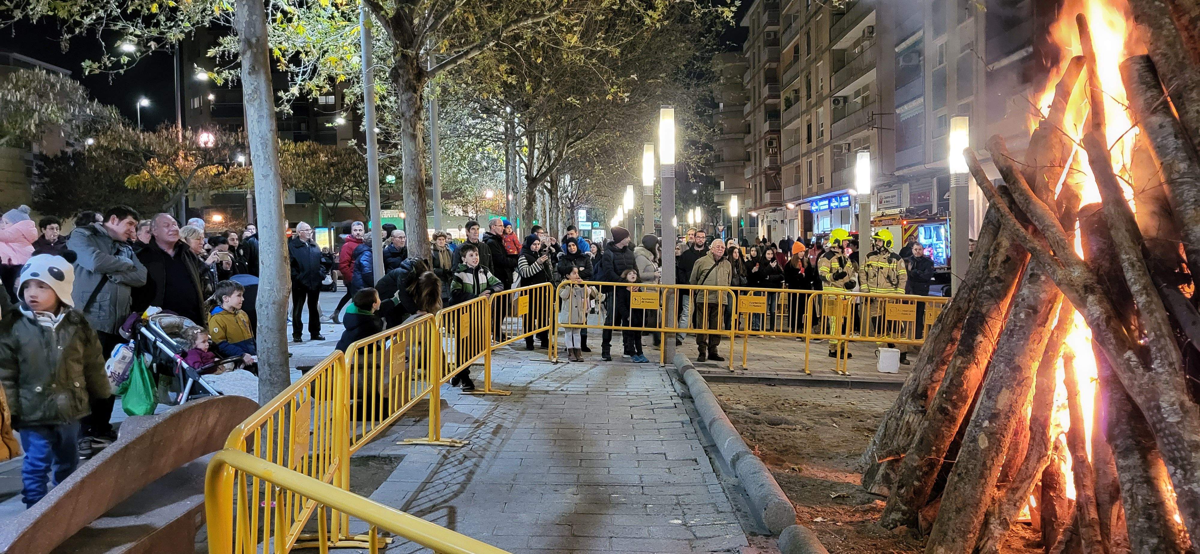 El barrio de San Lorenzo de Huesca se reúne en torno a la hoguera. Foto: Mercedes Manterola
