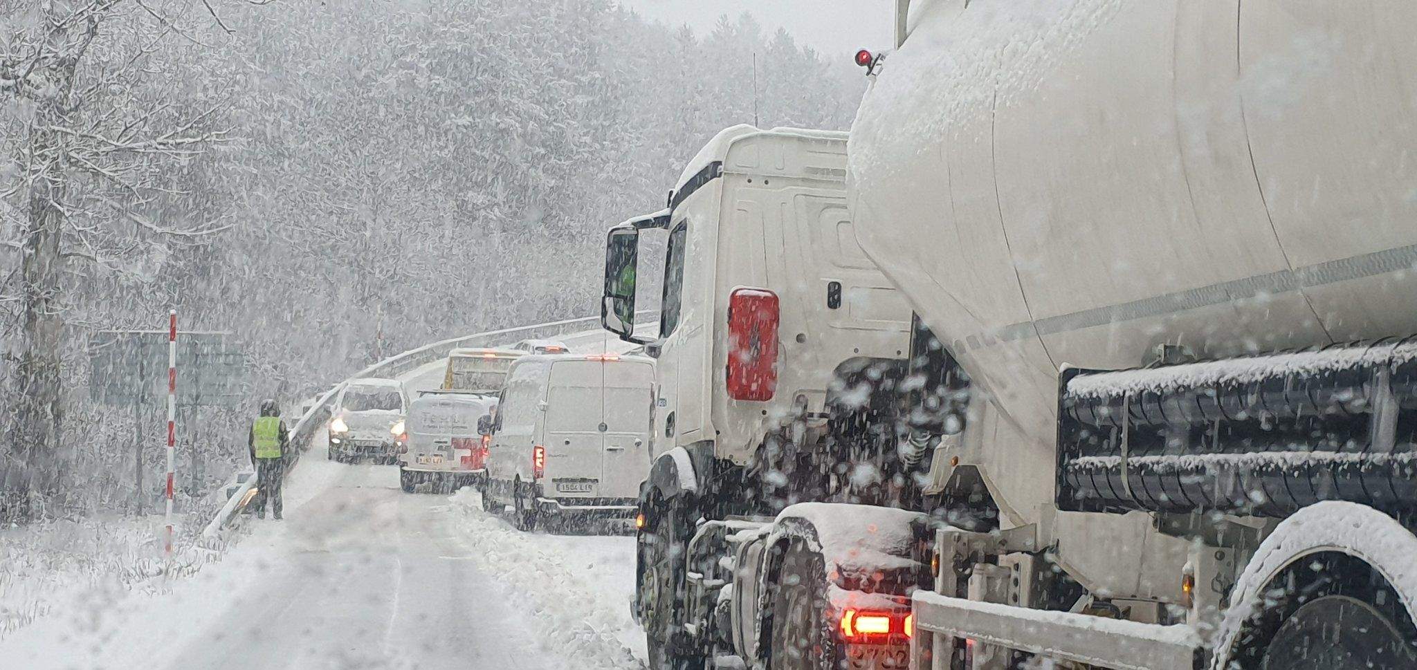Imagen de dificultades en la carretera en la última gran nevada de 2022