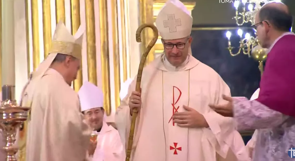 José Antonio Satué toma el báculo de obispo