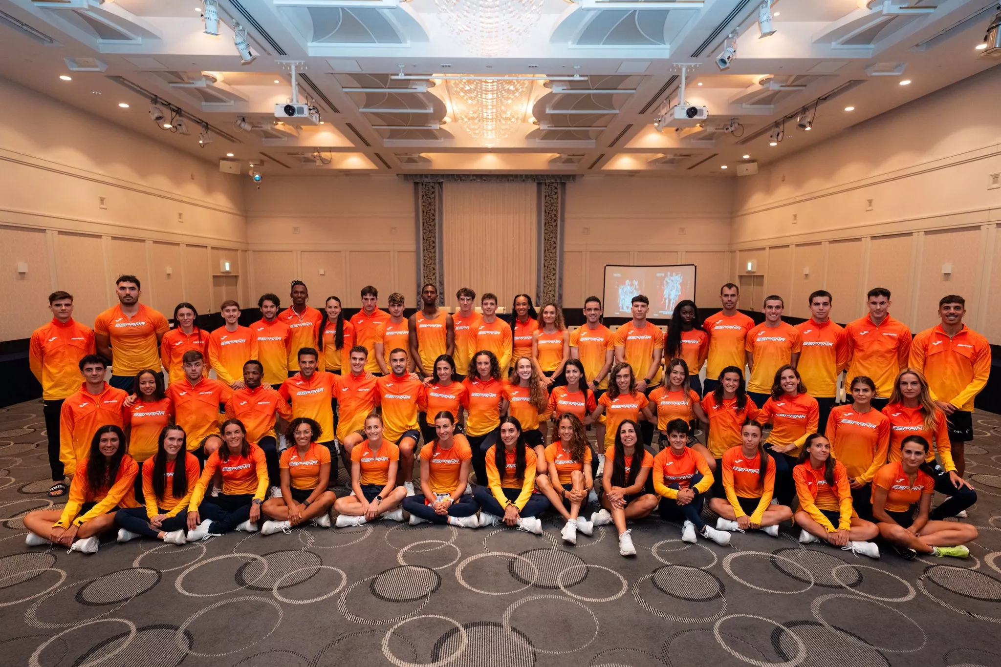 Selección española en Tokio, con Pol Oriach primero a la izquierda en la fila del centro.