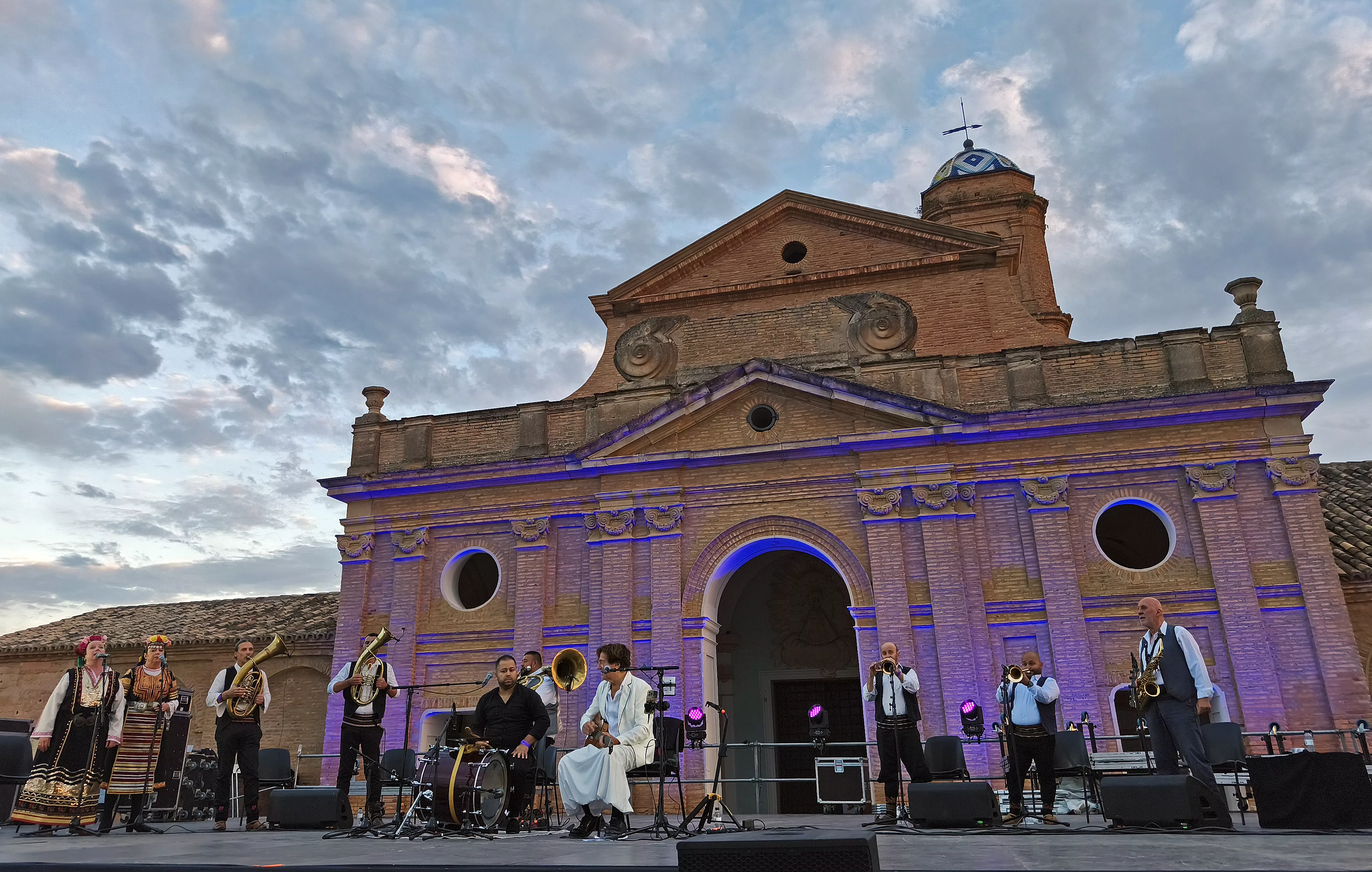 Bregovic convierte la Cartuja de Sariñena en una pista de baile.