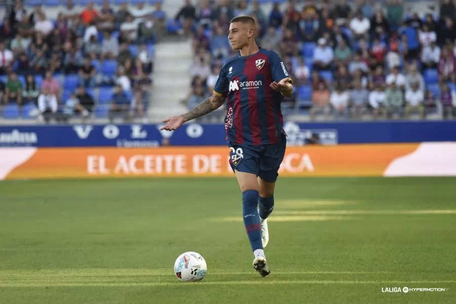 Arribas, en la alineación del Huesca ante el Málaga. debuta Ángel Pérez y Enol es titular