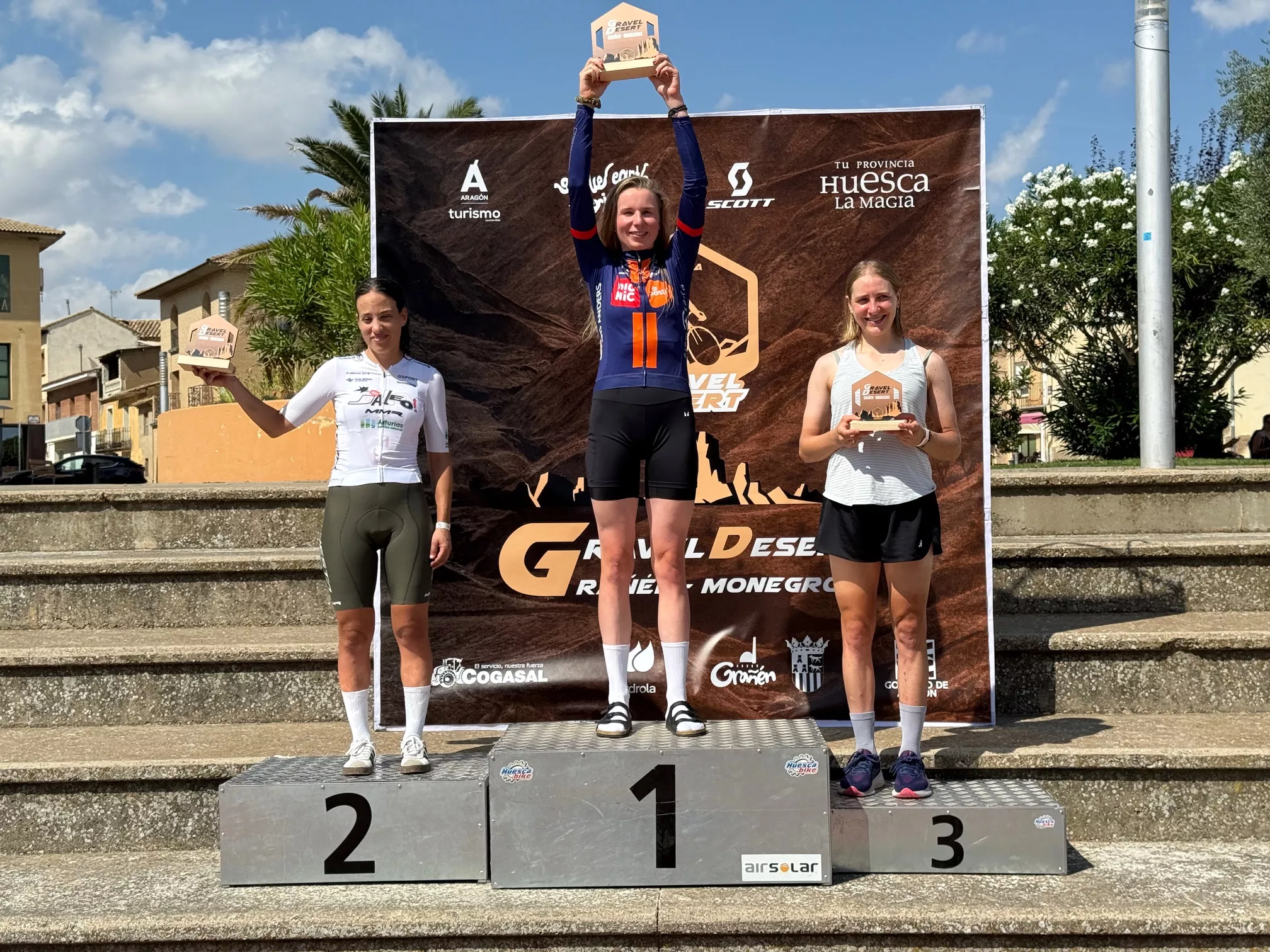 Podio de las ganadoras de la gran fondo femenina