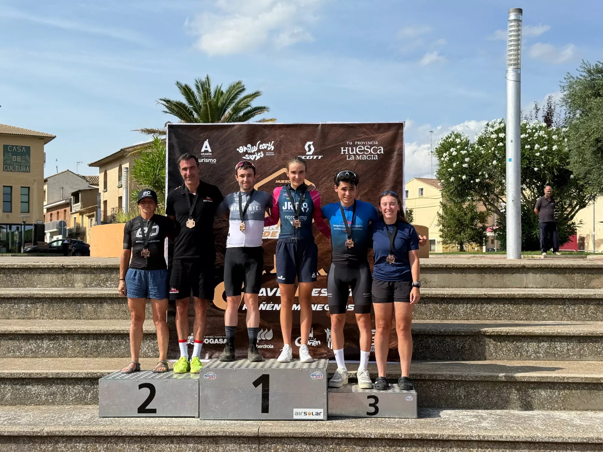 Podio de los ganadores de la medio fondo de 80 kms femeninos y masculinos