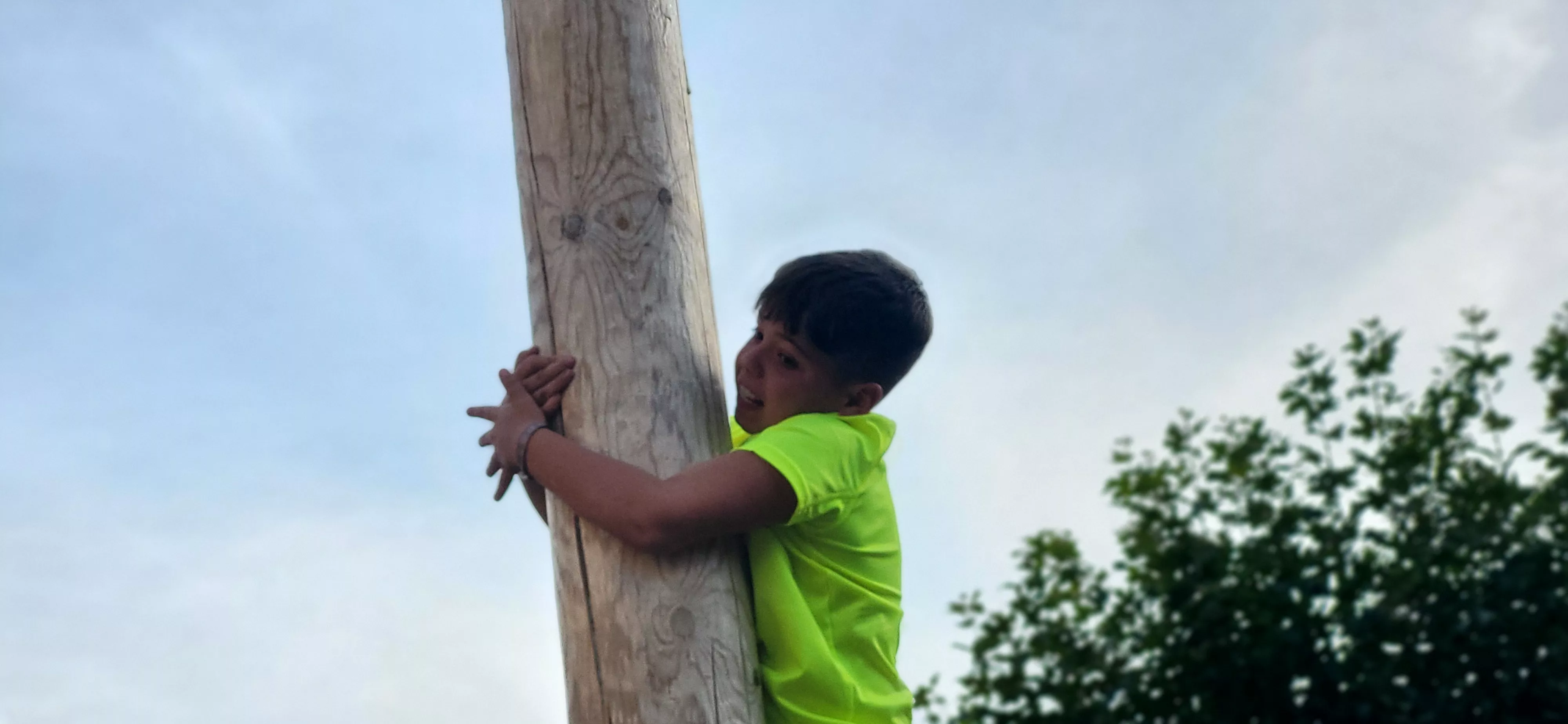 Madero enjabonado en las fiestas de Ayerbe. Foto Mercedes Manterola