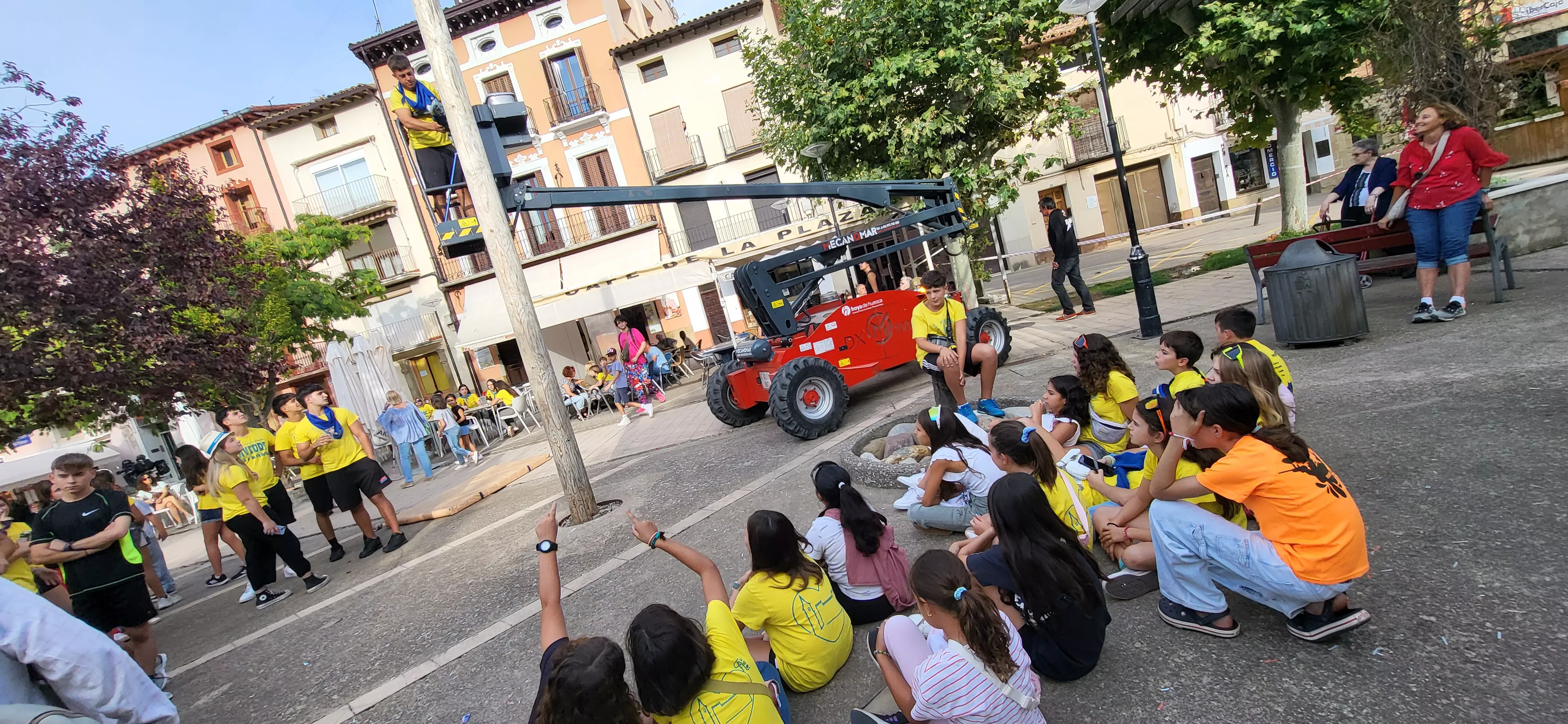 Madero enjabonado en las fiestas de Ayerbe. Foto Mercedes Manterola