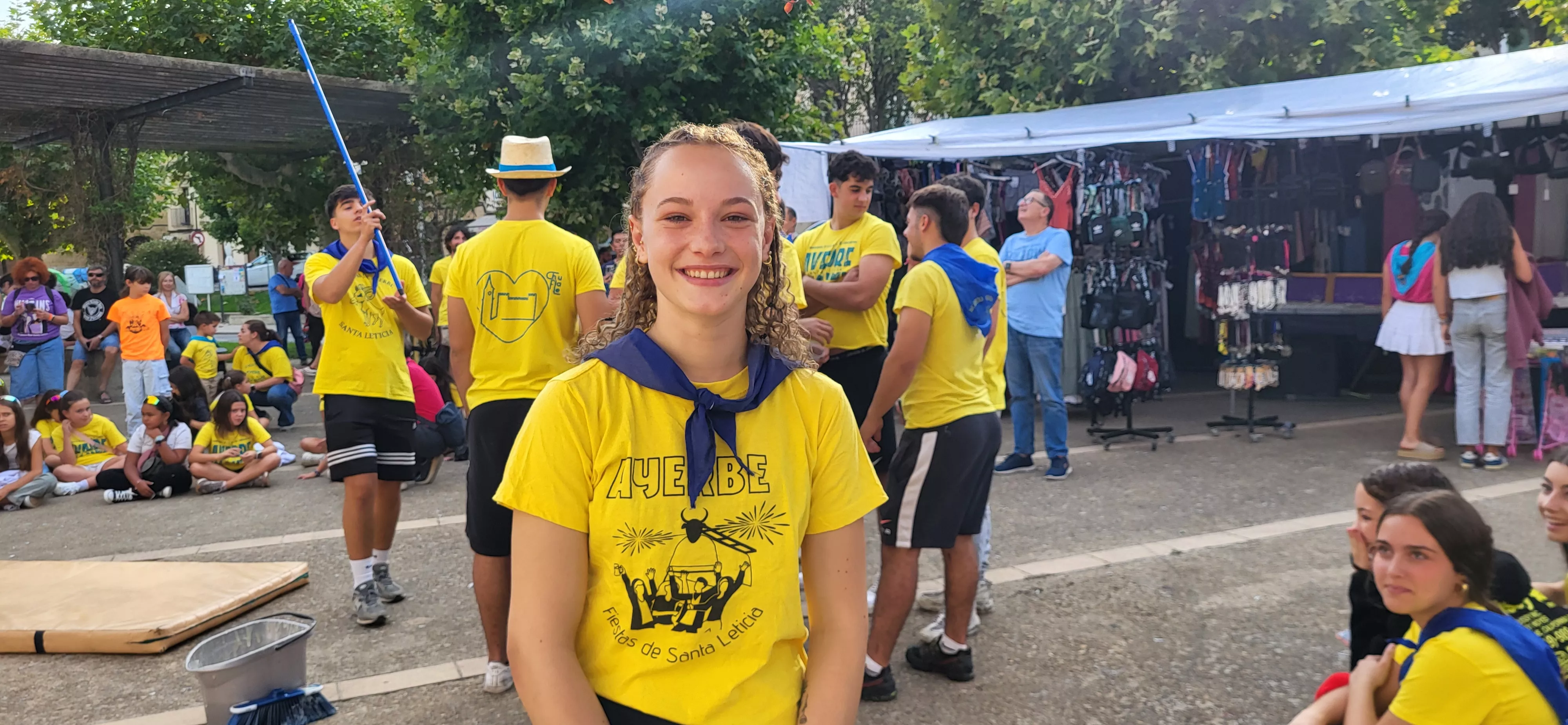Madero enjabonado en las fiestas de Ayerbe. Foto Mercedes Manterola