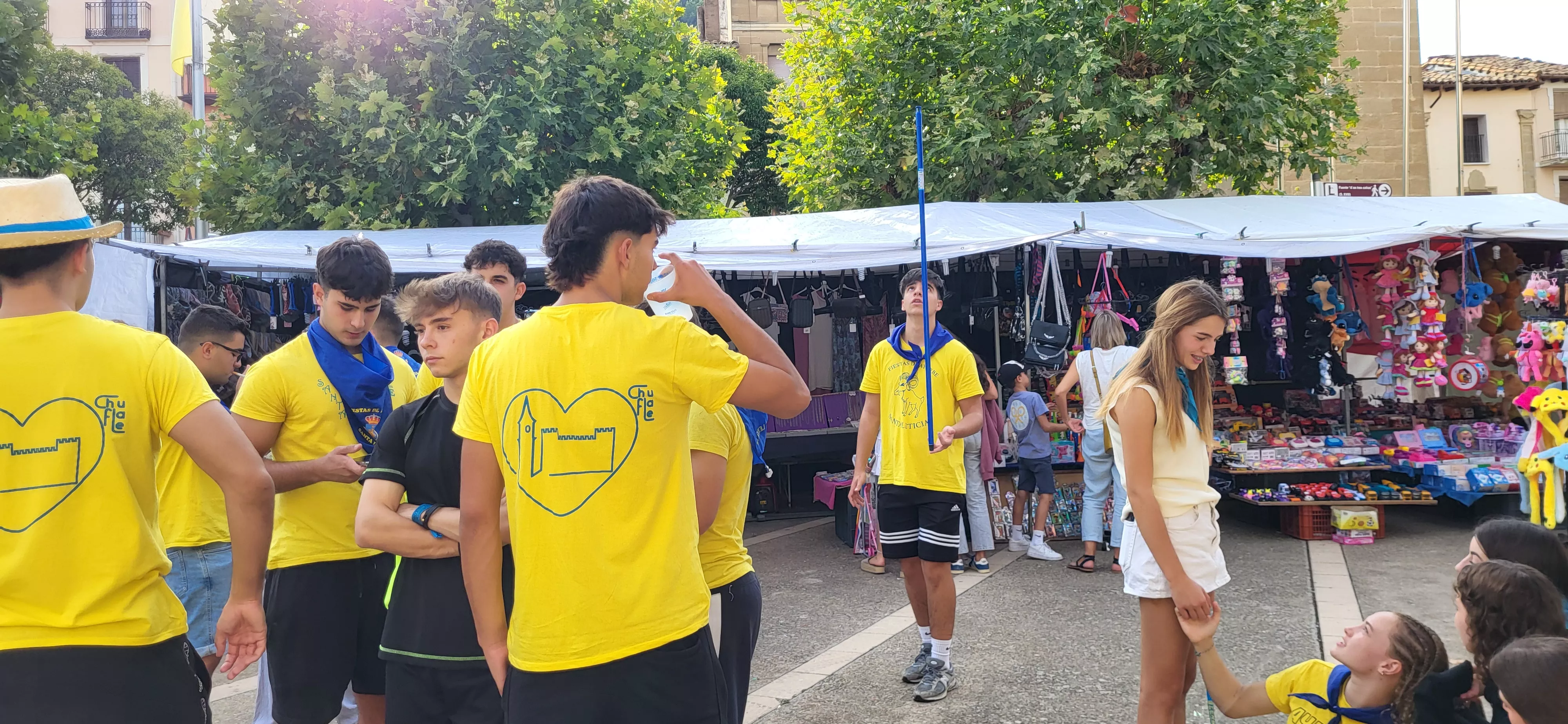Madero enjabonado en las fiestas de Ayerbe. Foto Mercedes Manterola