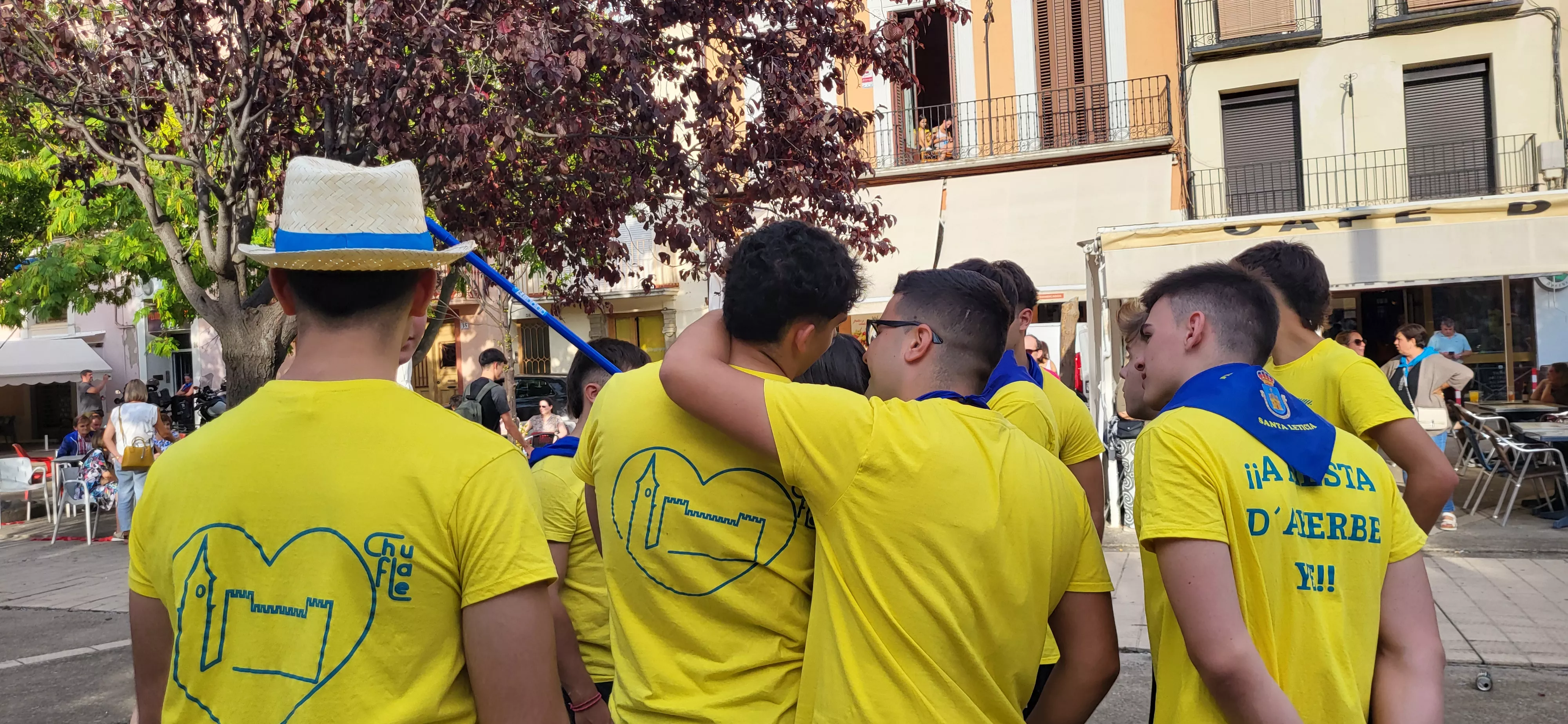Madero enjabonado en las fiestas de Ayerbe. Foto Mercedes Manterola