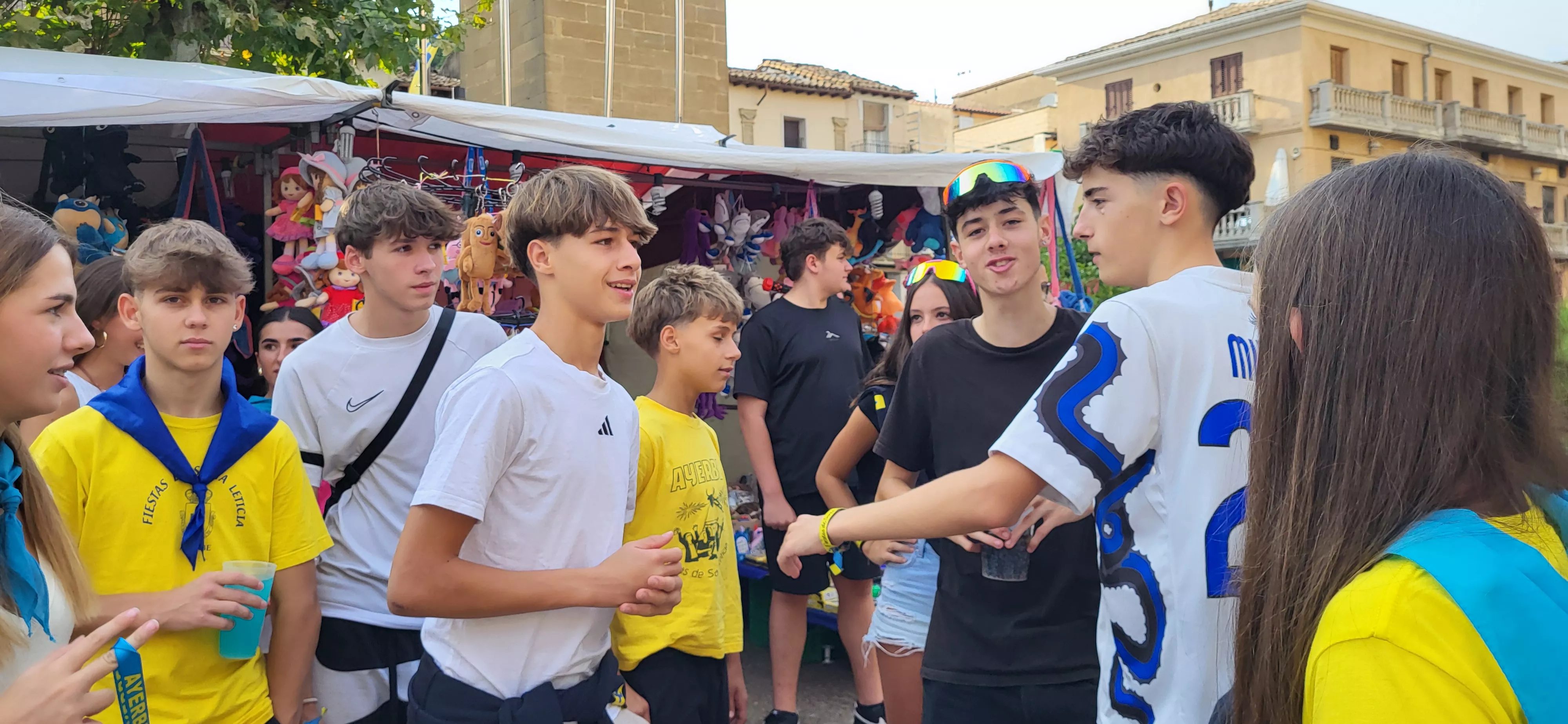 Madero enjabonado en las fiestas de Ayerbe. Foto Mercedes Manterola