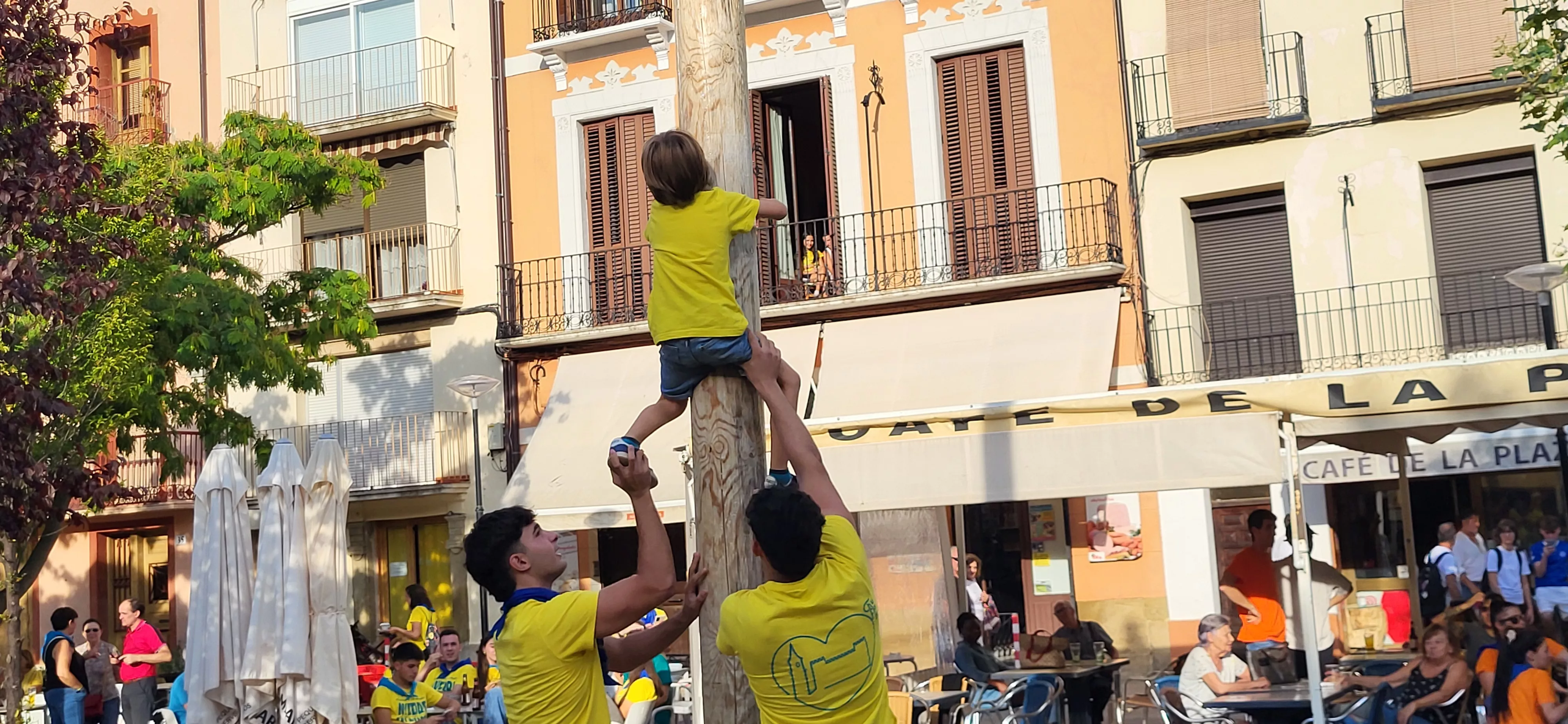 Madero enjabonado en las fiestas de Ayerbe. Foto Mercedes Manterola