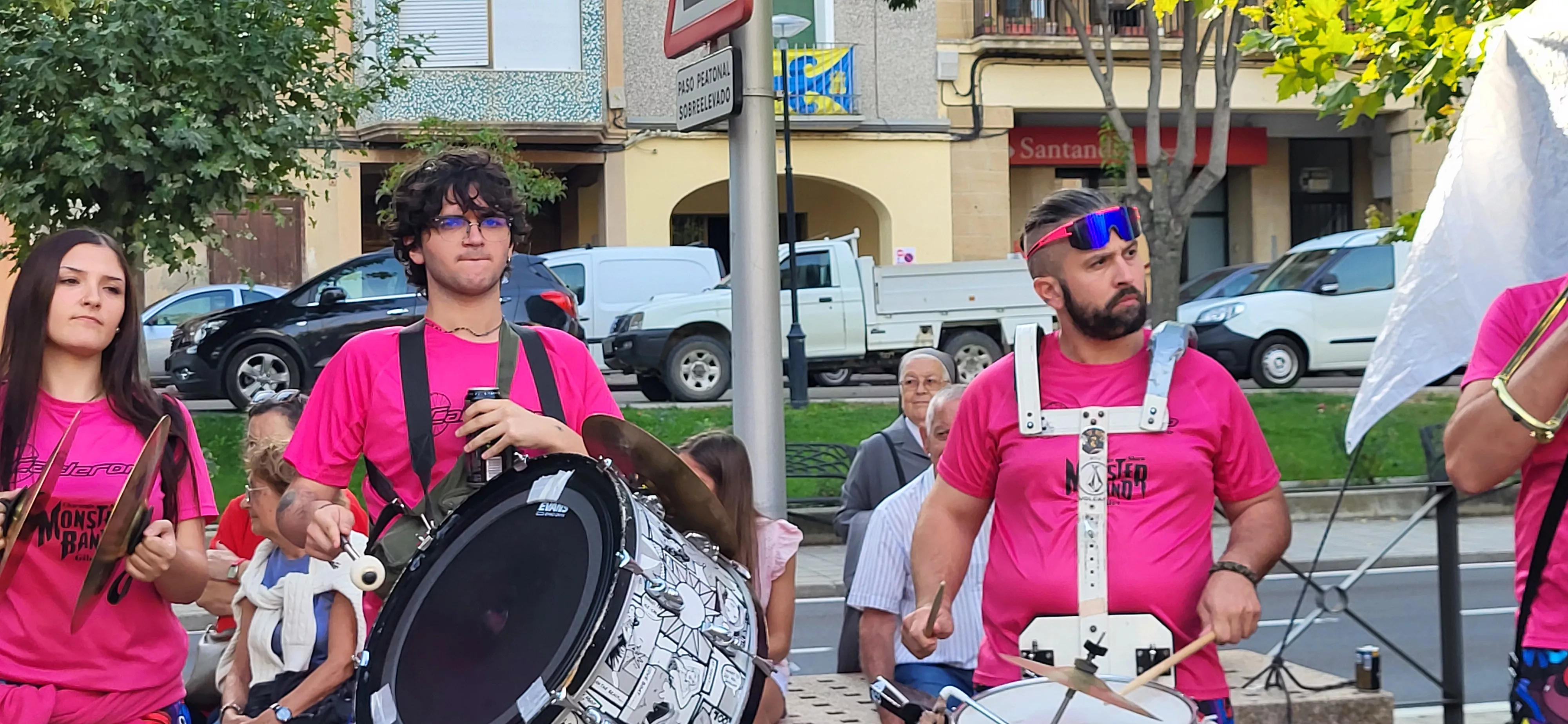 Madero enjabonado en las fiestas de Ayerbe. Foto Mercedes Manterola