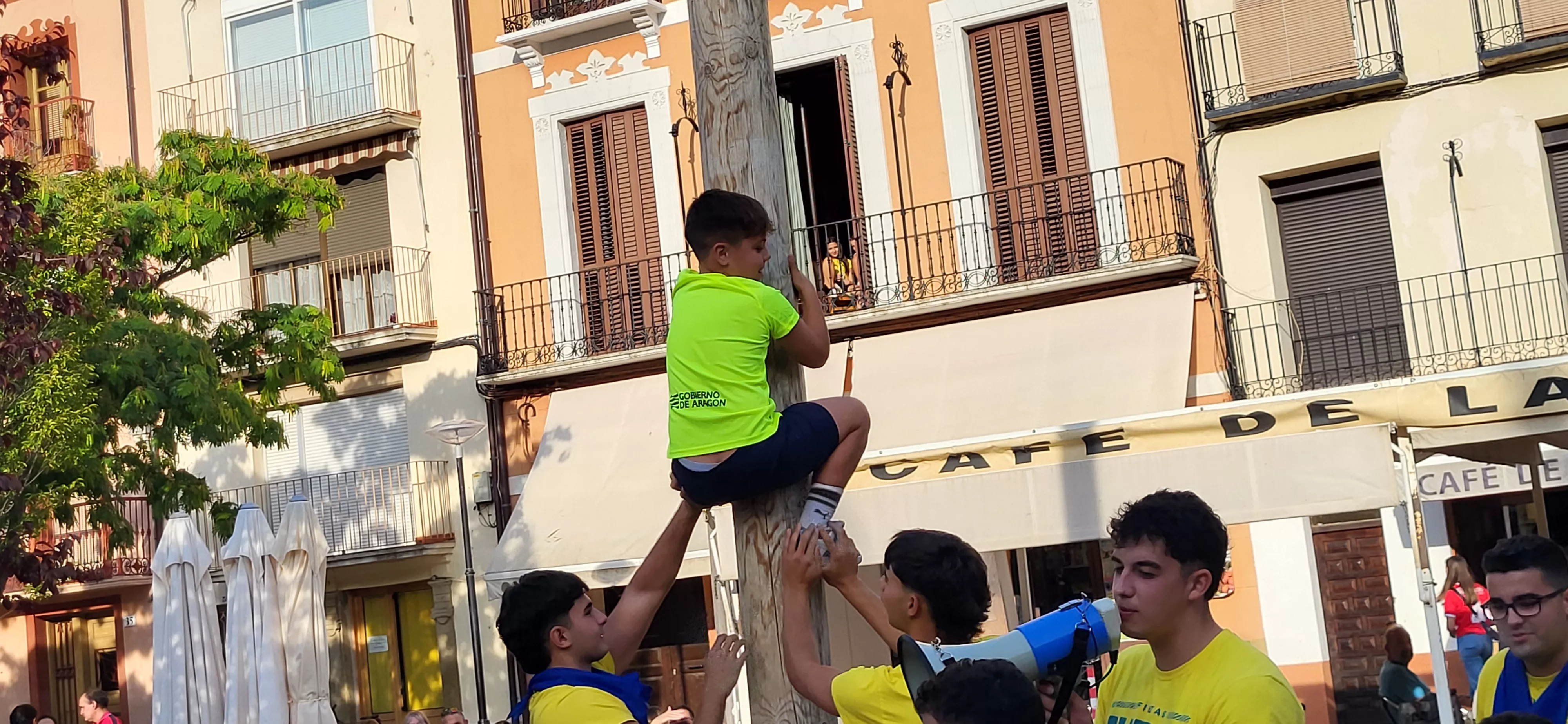 Madero enjabonado en las fiestas de Ayerbe. Foto Mercedes Manterola