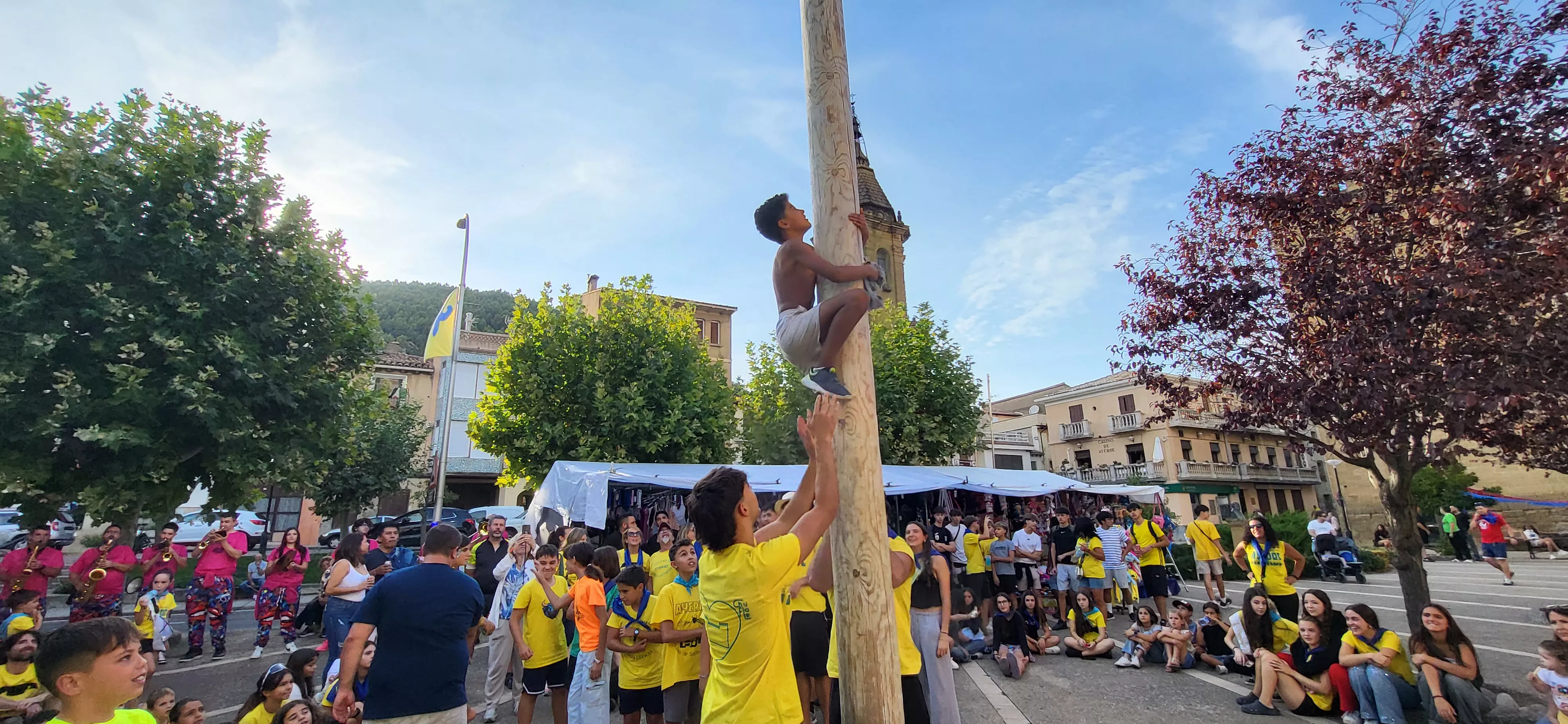 Madero enjabonado en las fiestas de Ayerbe. Foto Mercedes Manterola