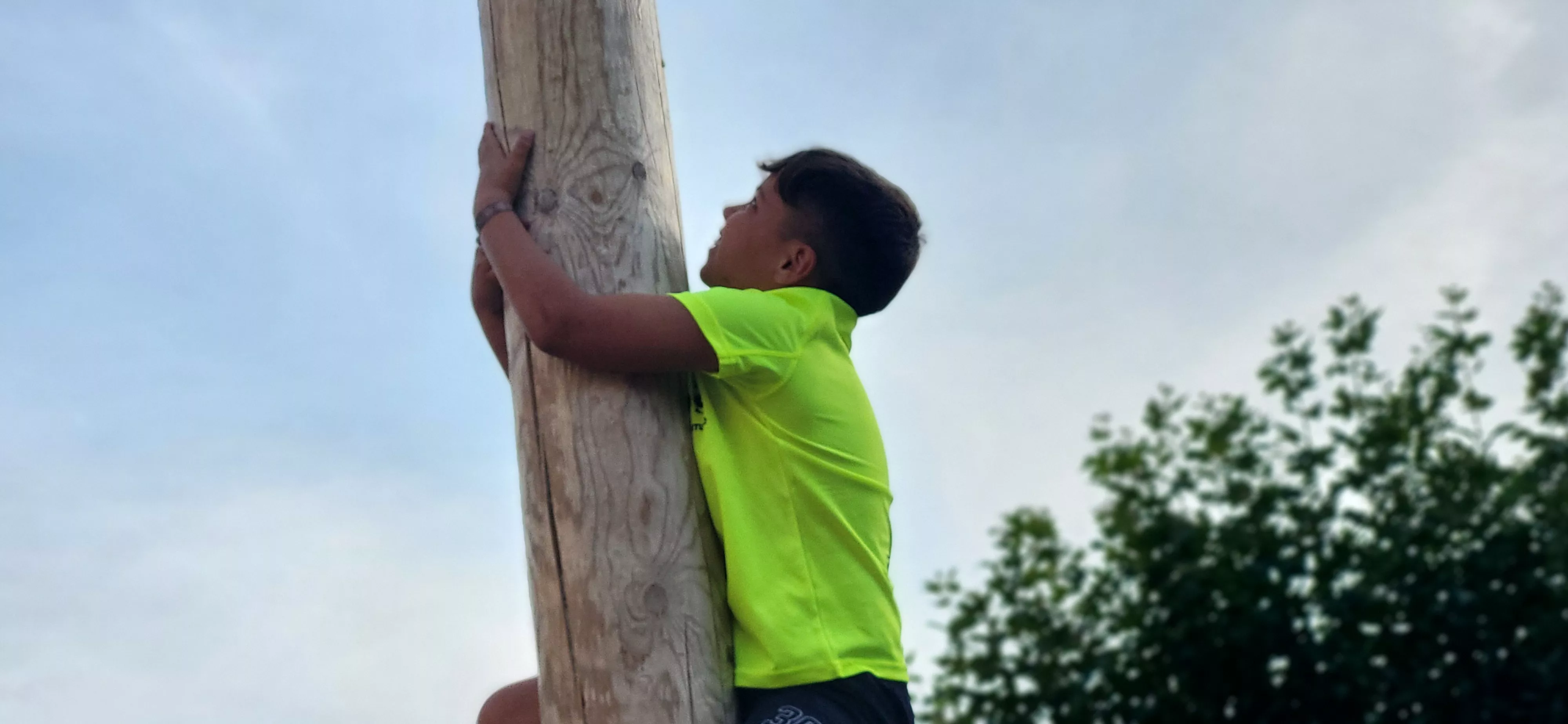 Madero enjabonado en las fiestas de Ayerbe. Foto Mercedes Manterola