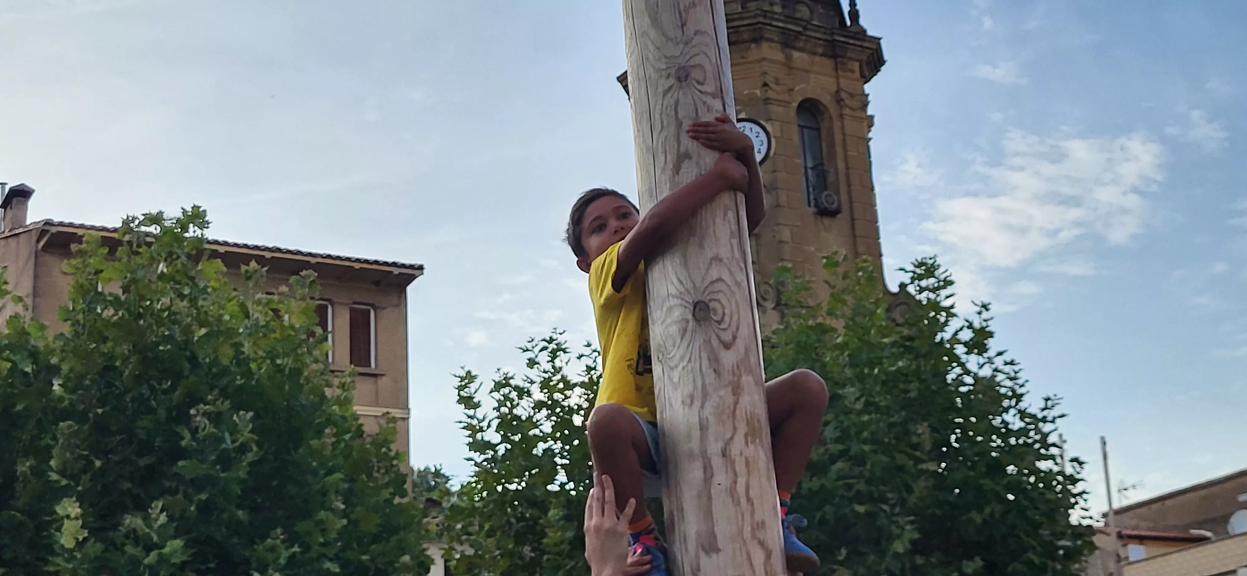 Madero enjabonado en las fiestas de Ayerbe. Foto Mercedes Manterola