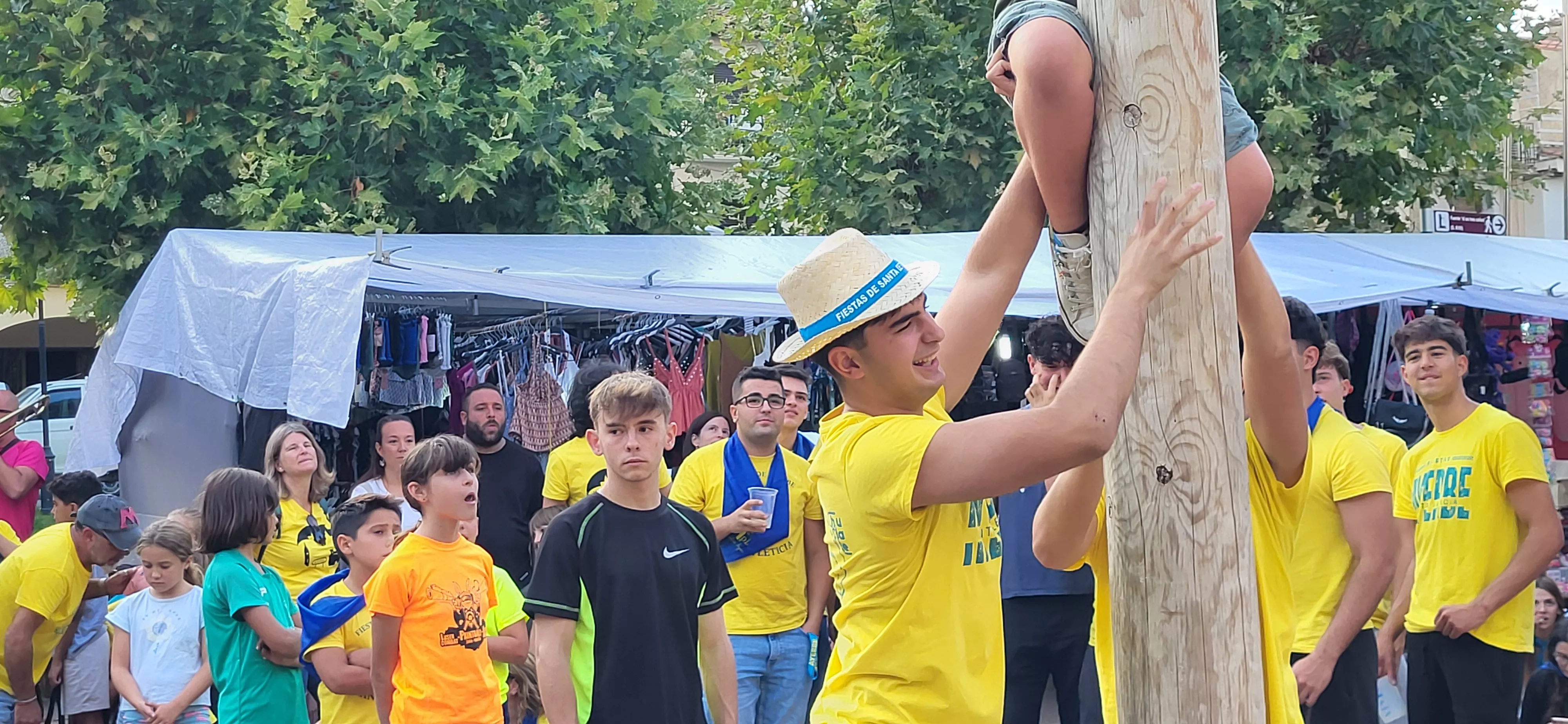 Madero enjabonado en las fiestas de Ayerbe. Foto Mercedes Manterola
