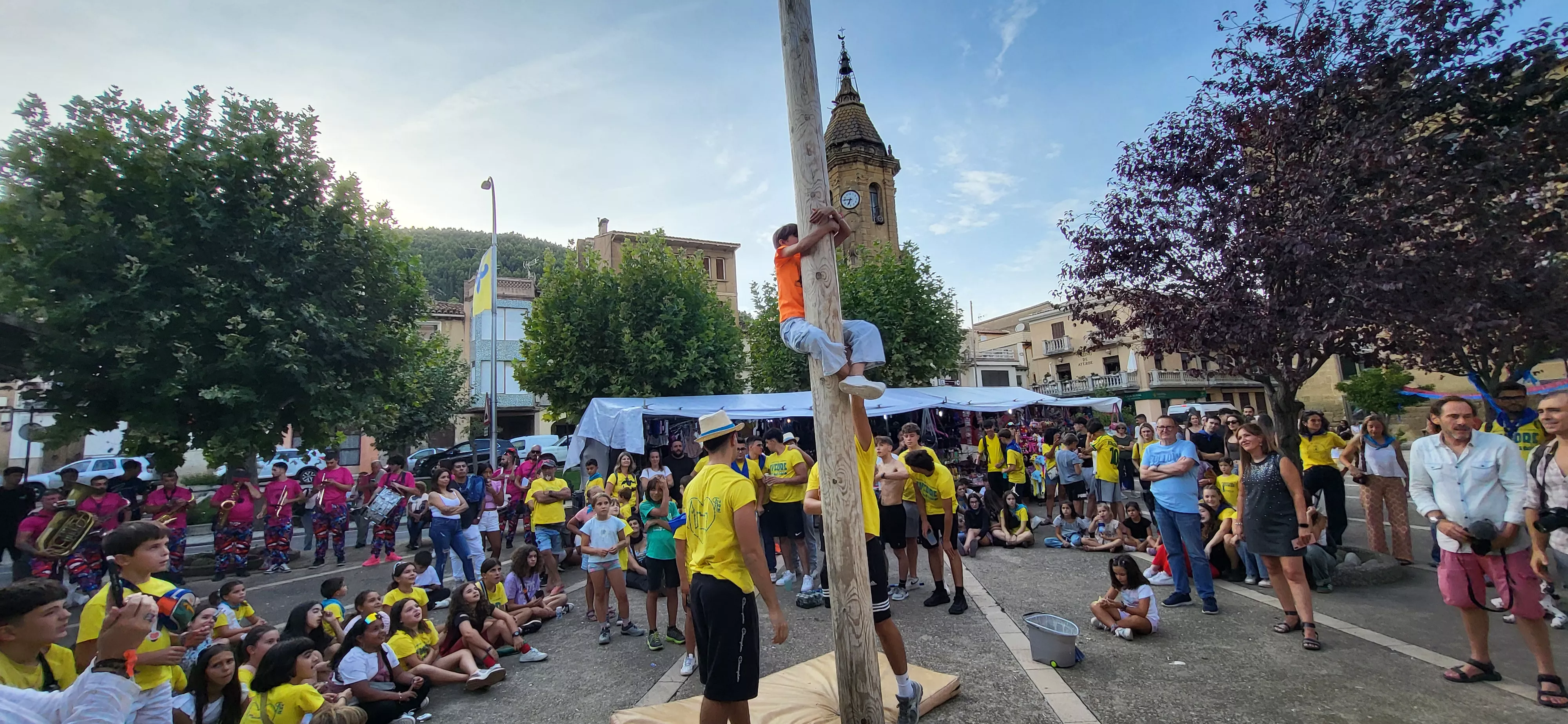 Madero enjabonado en las fiestas de Ayerbe. Foto Mercedes Manterola
