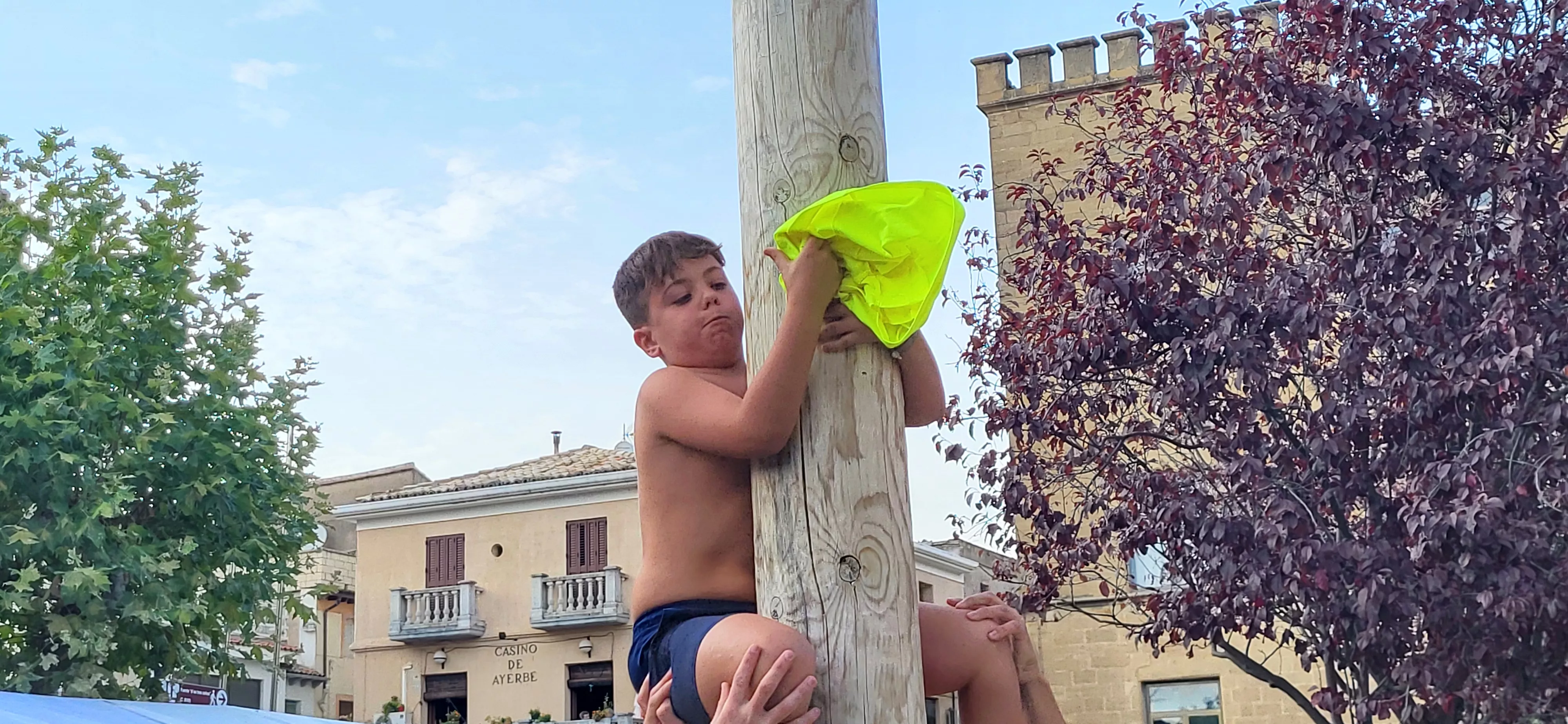 Madero enjabonado en las fiestas de Ayerbe. Foto Mercedes Manterola