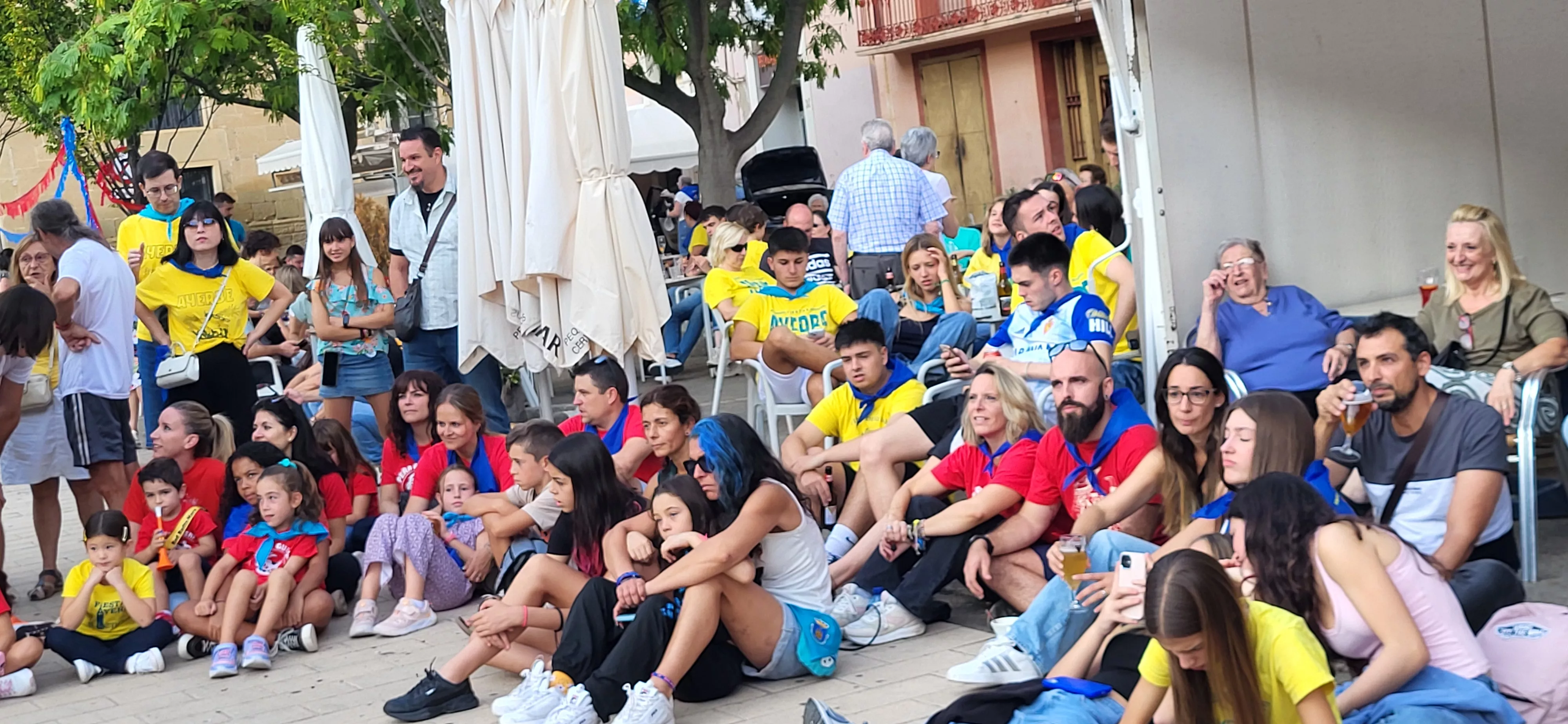 Madero enjabonado en las fiestas de Ayerbe. Foto Mercedes Manterola