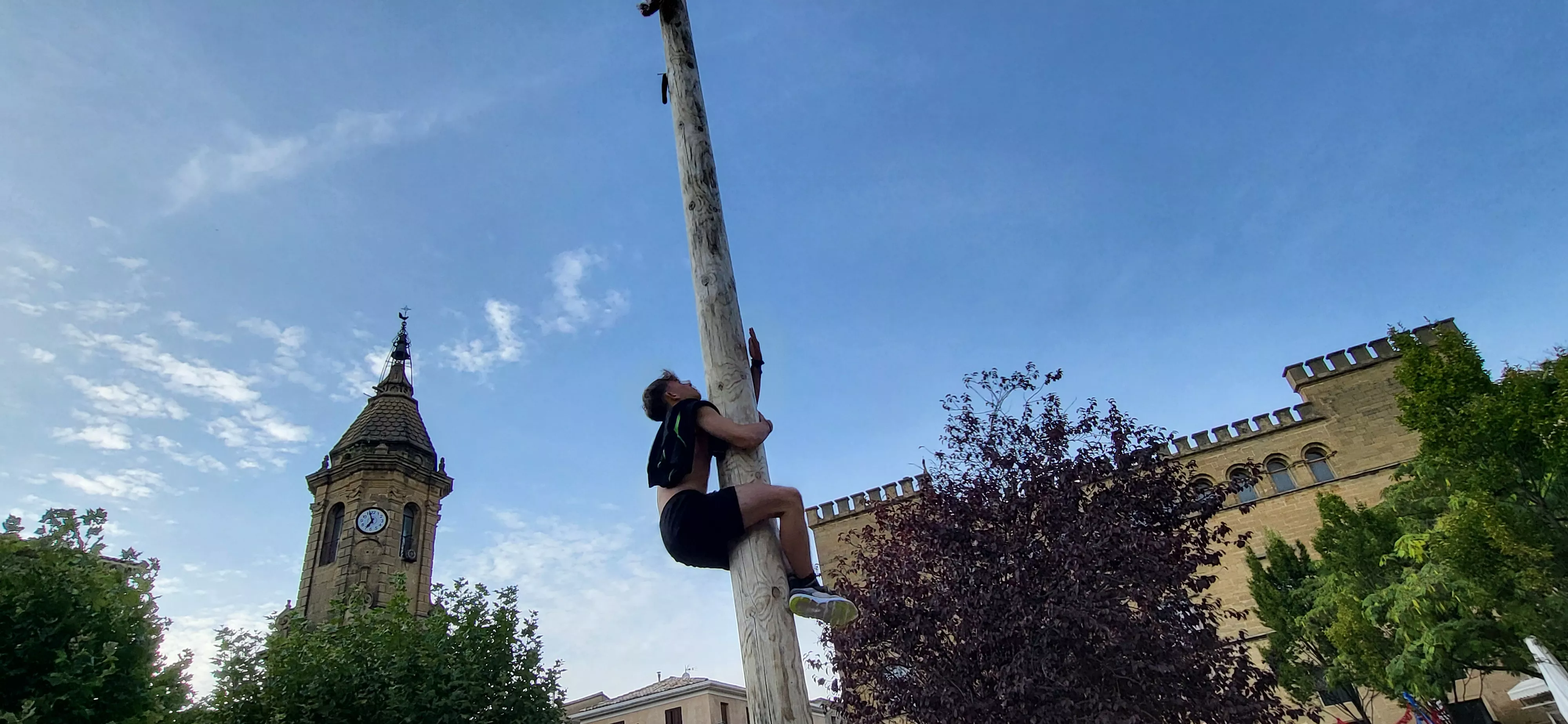 Madero enjabonado en las fiestas de Ayerbe. Foto Mercedes Manterola