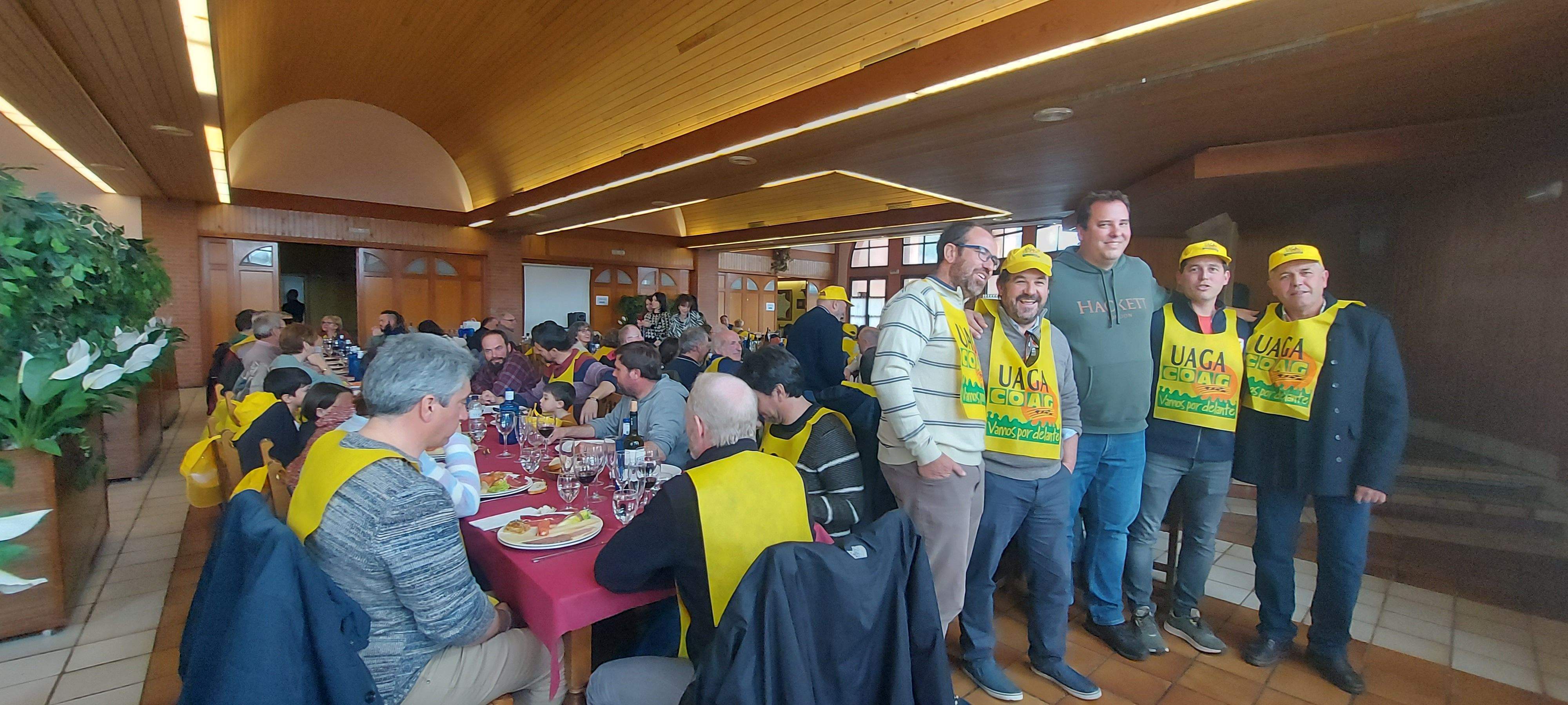 Joaquín Solanilla y David Solano, con los actuales responsables de UAGA-COAG en el homenaje