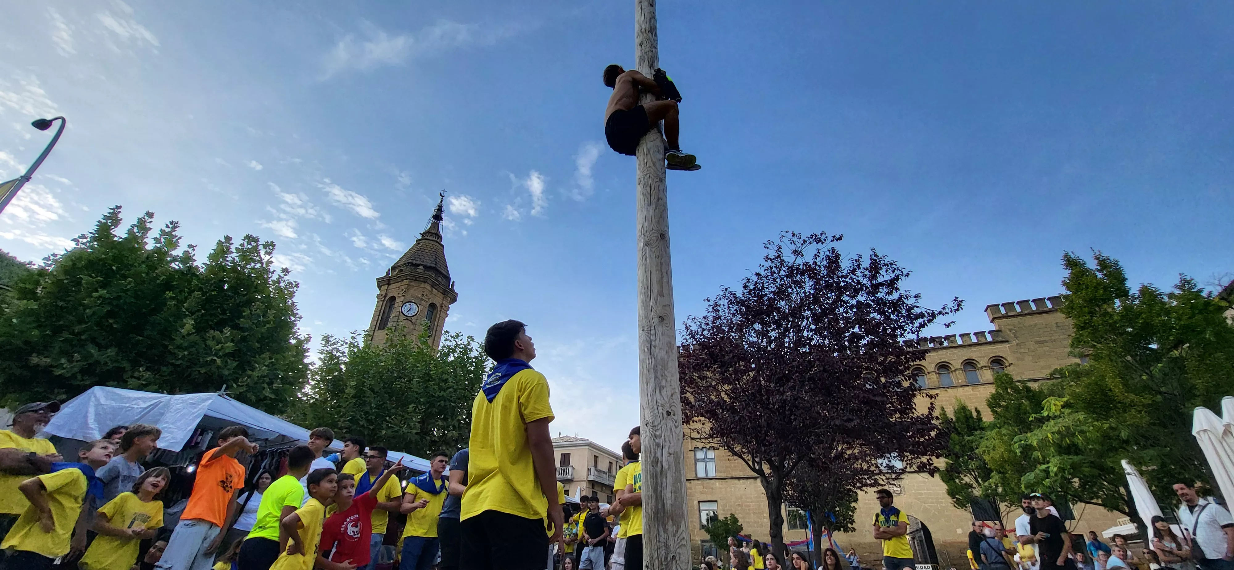 Madero enjabonado en las fiestas de Ayerbe. Foto Mercedes Manterola